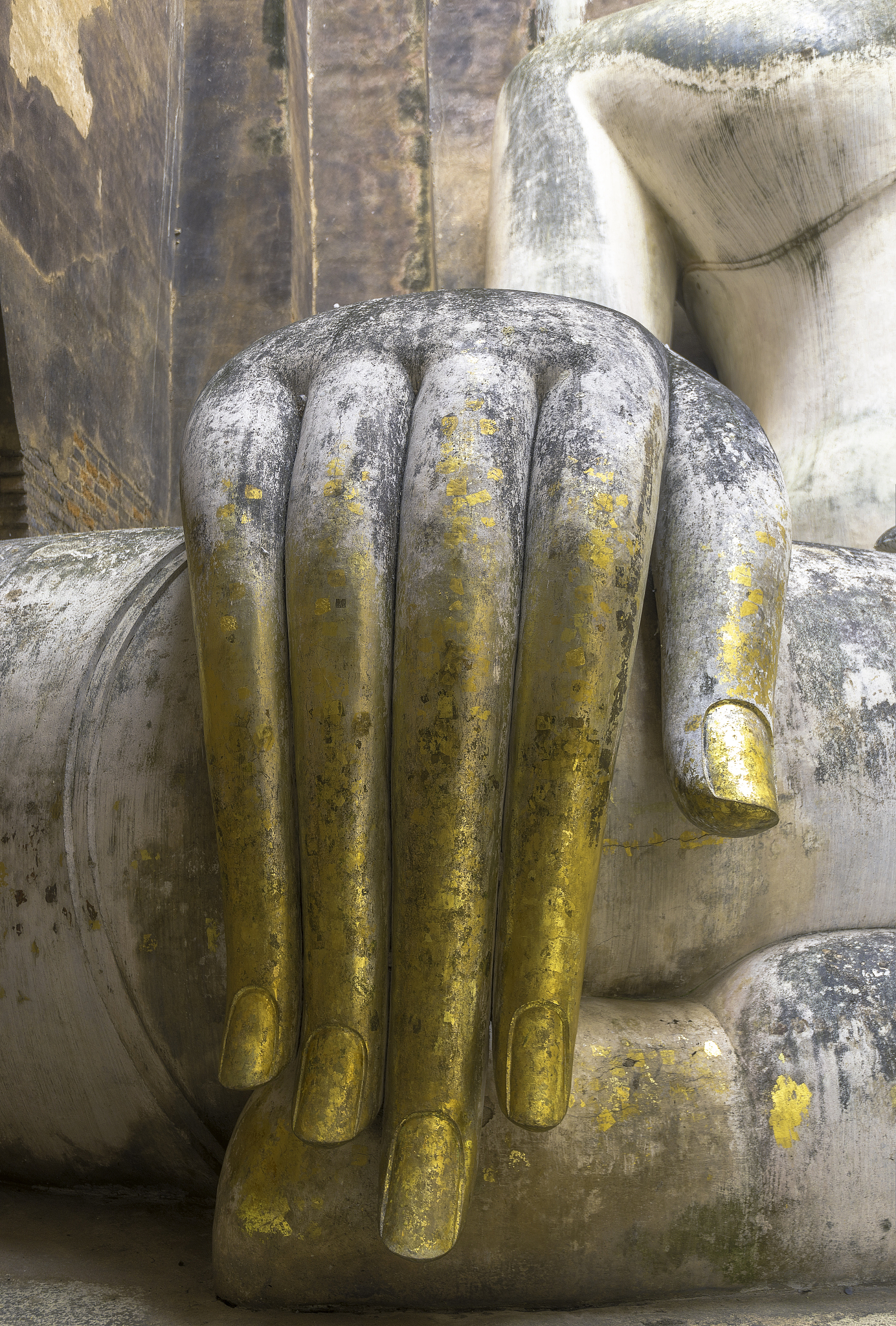 gilded hand of the buddha statue, phra achana, at wat si chum, s