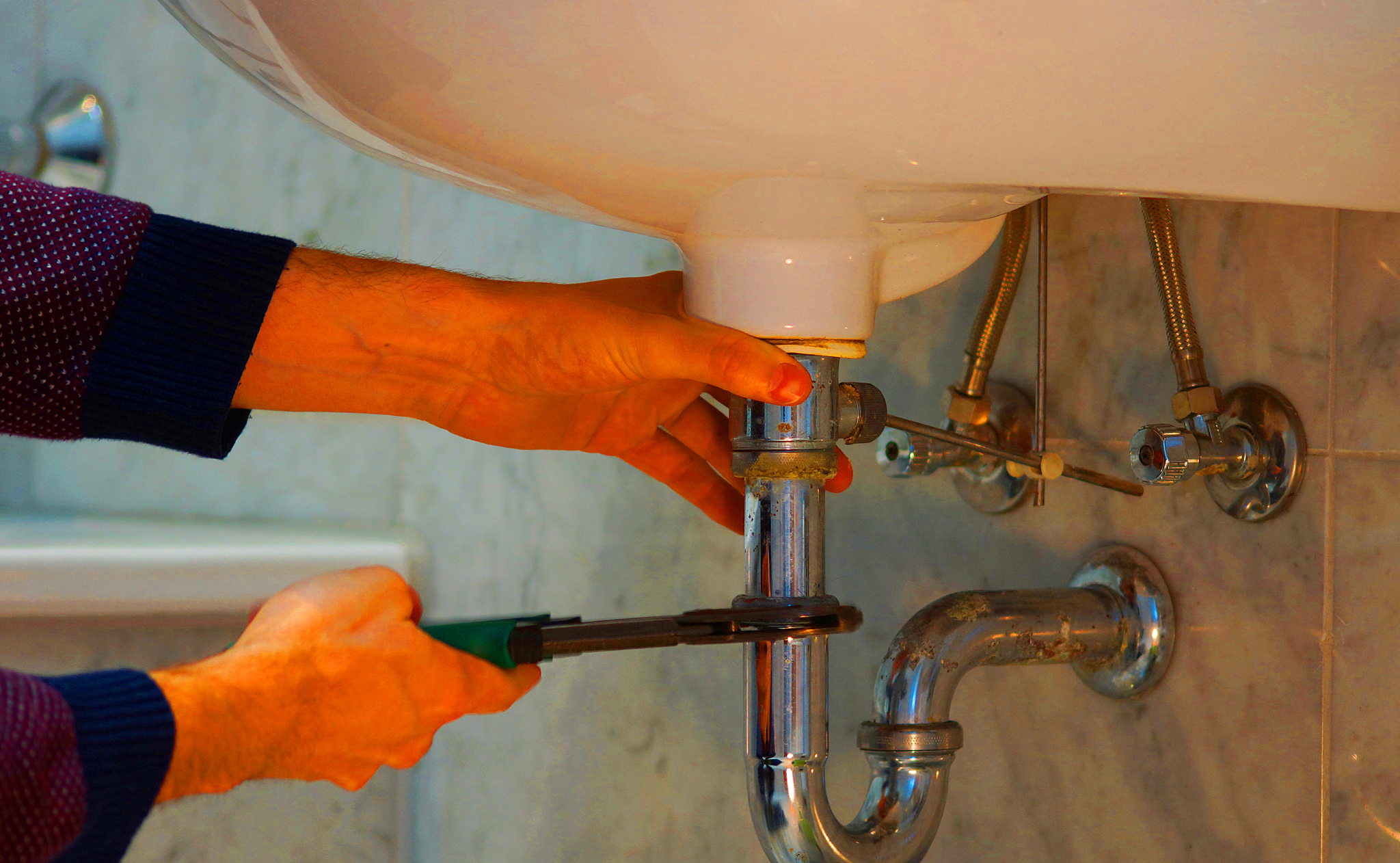 安装热水器 进出水口角阀位置太高了 有什么办法嘛 就安装在角阀的位置 到顶才30