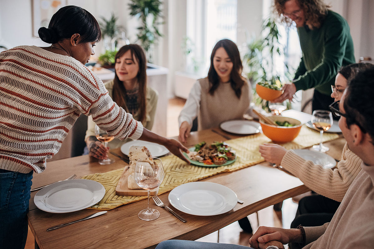 明天我要请客有领导有老板有朋友更重要的还有远方回来的同学老板什么意思