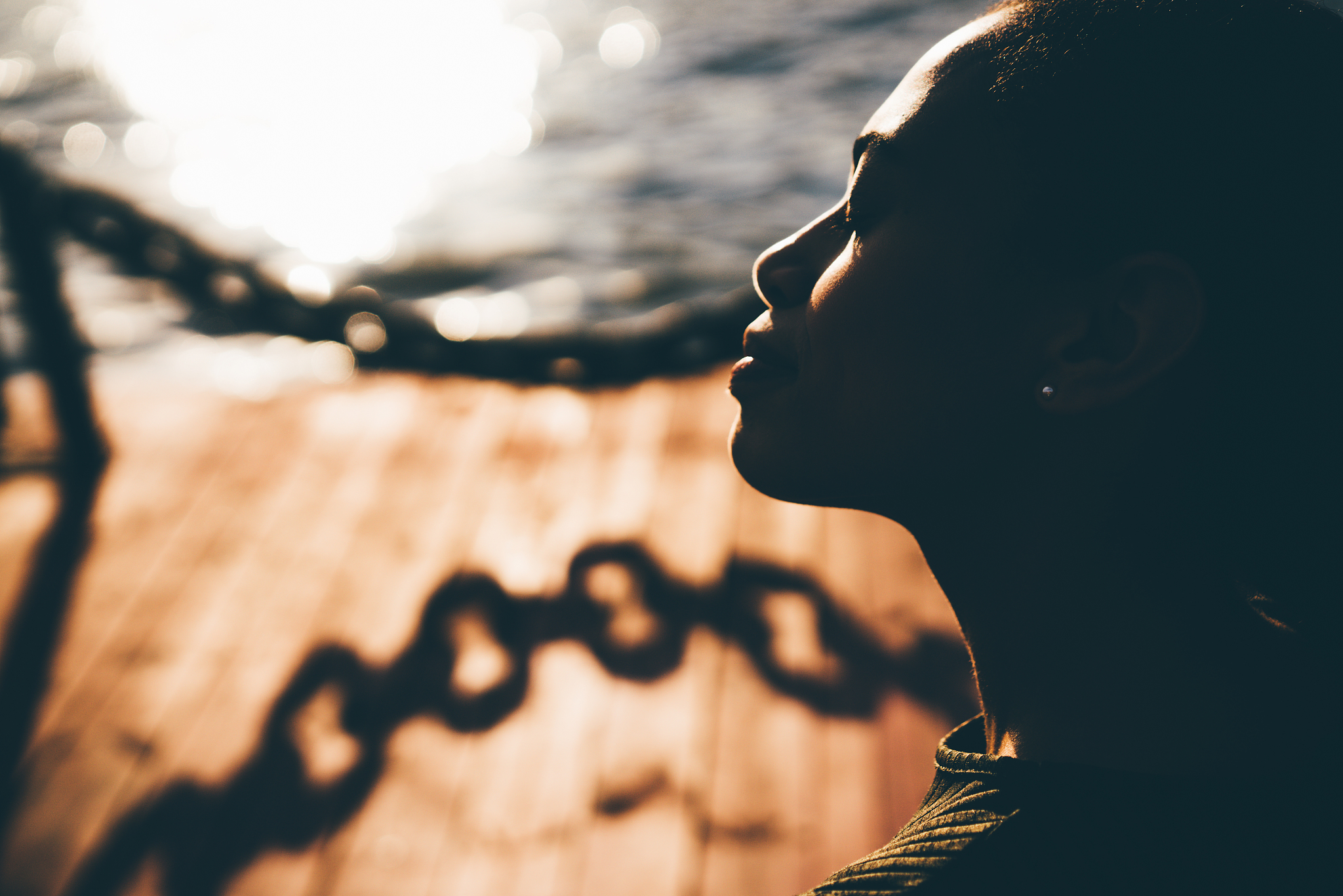 利用光影打造神秘摄影效果：技巧与案例