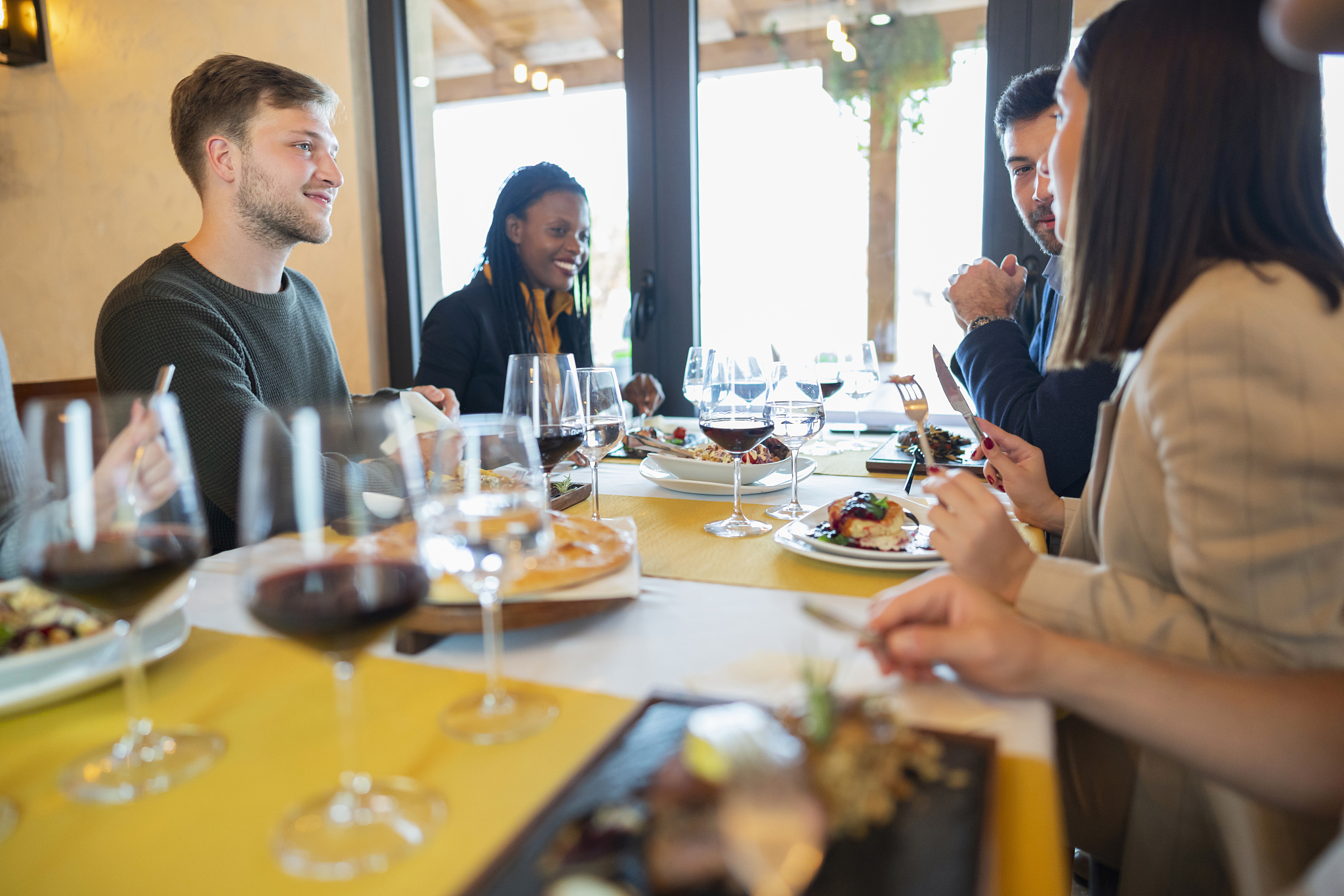 夜幕降临，工作之余的轻松对话