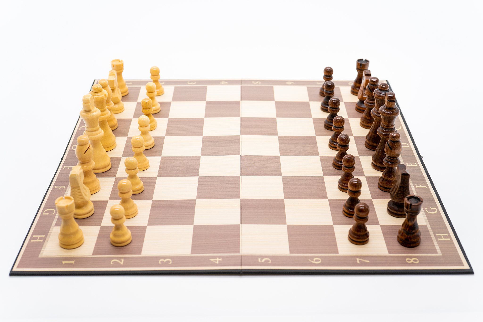 国际象棋的规则白先黑后比赛时规定白棋先走黑棋后走双方轮流走棋一次走一步棋直到分出胜负或走成和局为止。摸子走子也可以称为摸子动子在对局中用手触摸了自己方面的某个棋子就必须走动它。如果所触摸的棋子根本无法走动才可以另走别的棋子。如果要摆正棋子必须先向对手或裁判员口头声明：我摆正棋子才可摸子。如果用手触摸了对方的棋子就必须吃掉它。只有当自己任何一个棋子都无法吃它时才允许走别的着法。落子无悔一着棋走了之后