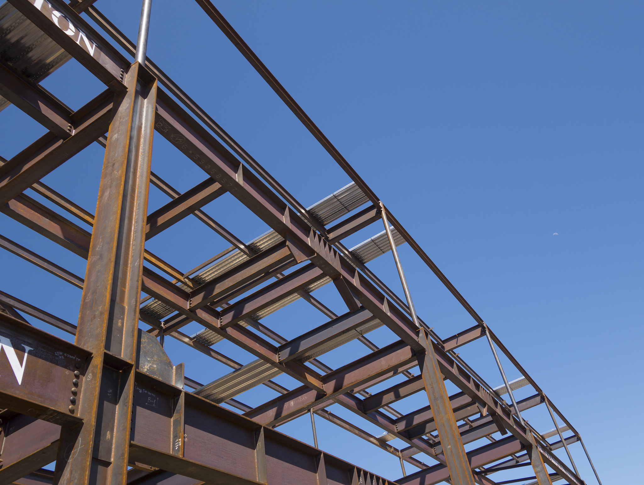 6米5大梁高5O宽25中间能搭一头横梁吗 用250字帮我描述