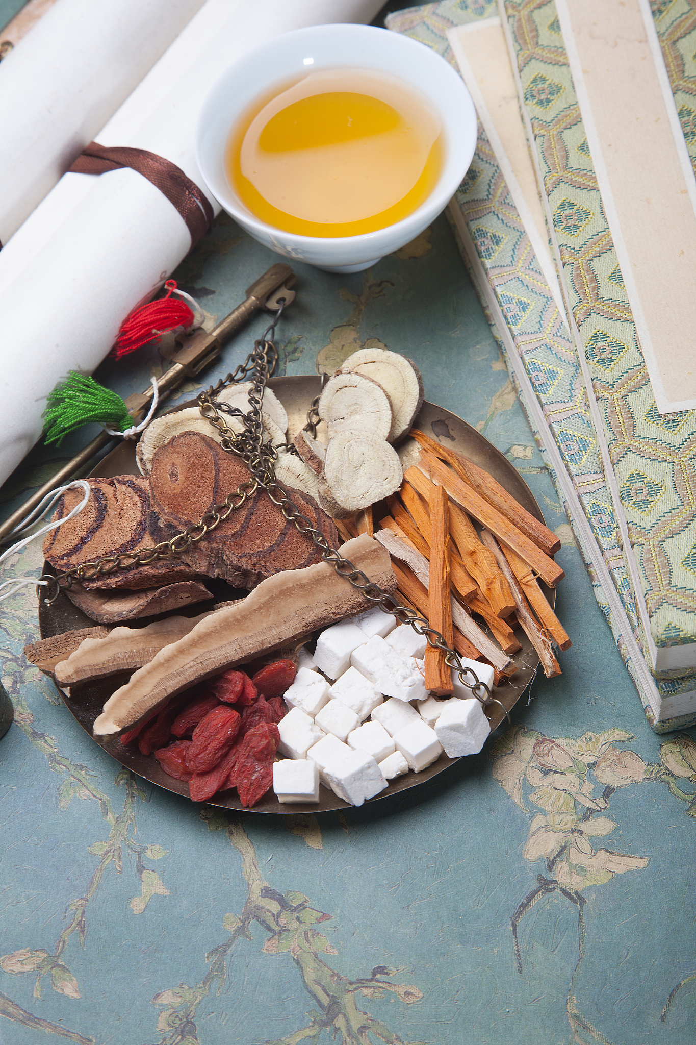 翻译以下文本为白话文 按中食一证中字亦不恰切。 夫食以养生虽由外入内并非食能害人必其人素缘中气不足运化气衰阴邪已经发动偶遇饮食入内阻滞不进忽然闭其清道人事卒倒形如死人皆是气机偶闭为之耳何得谓食之能中乎。 即如平常气实之人日日酒食厌饱而胡不中？ 以此推之内本先虚也。 虽探吐之一吐即愈愈后急温补脾土自无失矣。 眉批此数语包一切、扫一切元箸超超颠扑不破。 神曲、麦芽、槟榔、山楂可以扫除而干姜附子又能治食