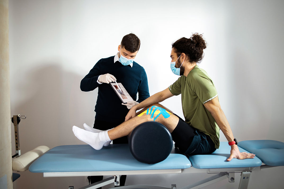 匀速与加速行驶：谁先到达目的地？