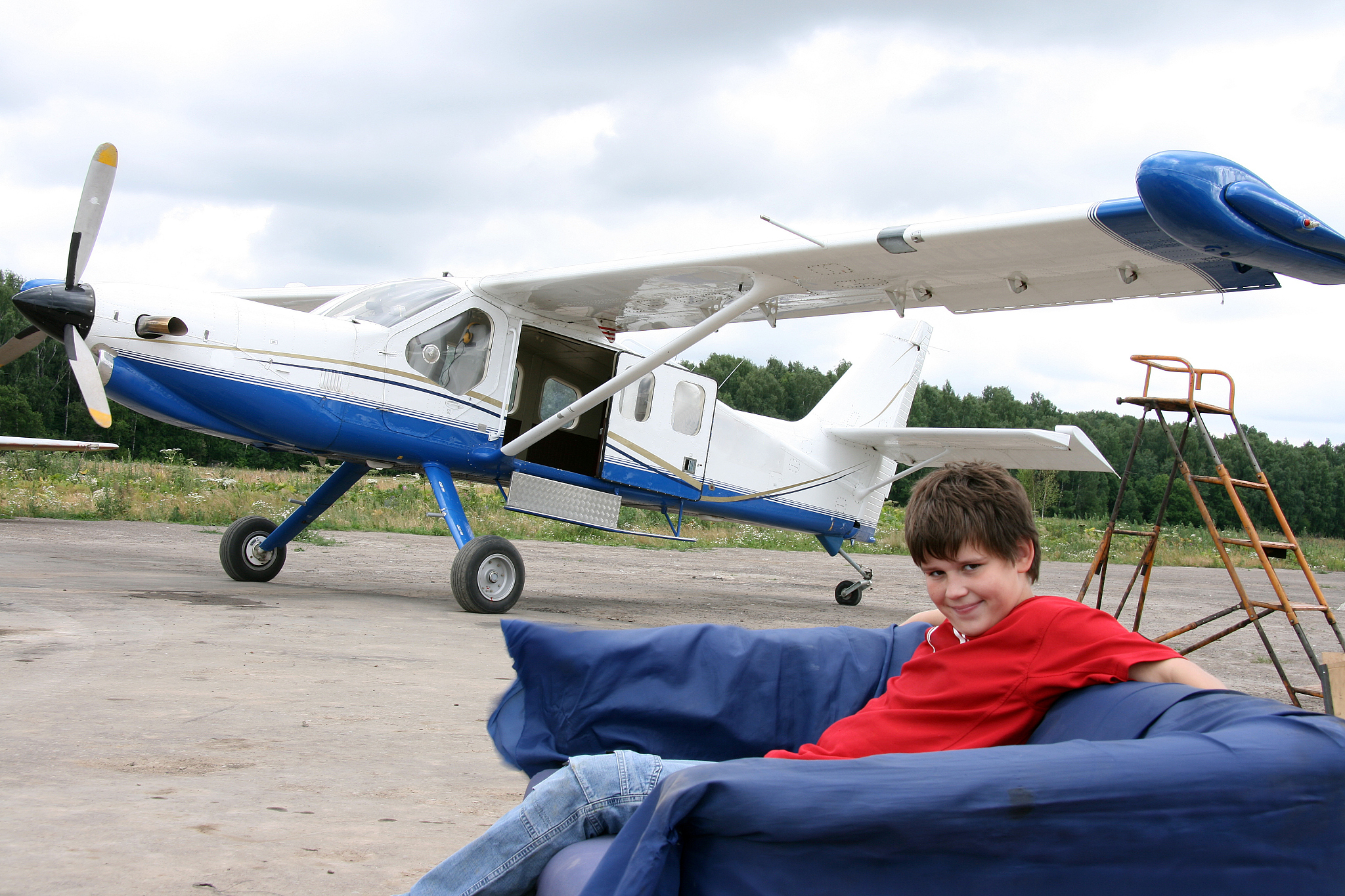 昆明航空学校招生专业：飞行员、机务维修、空乘等