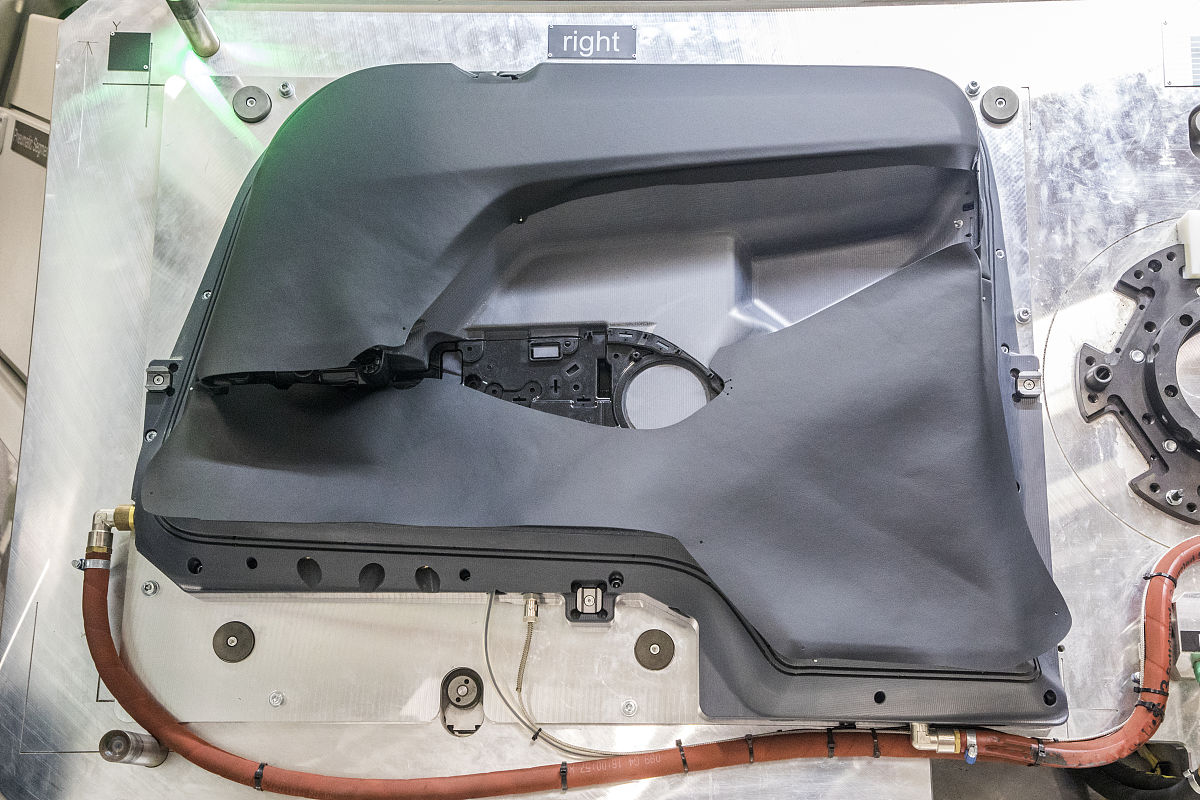 汽车后背门内板成形工艺及模具设计详解