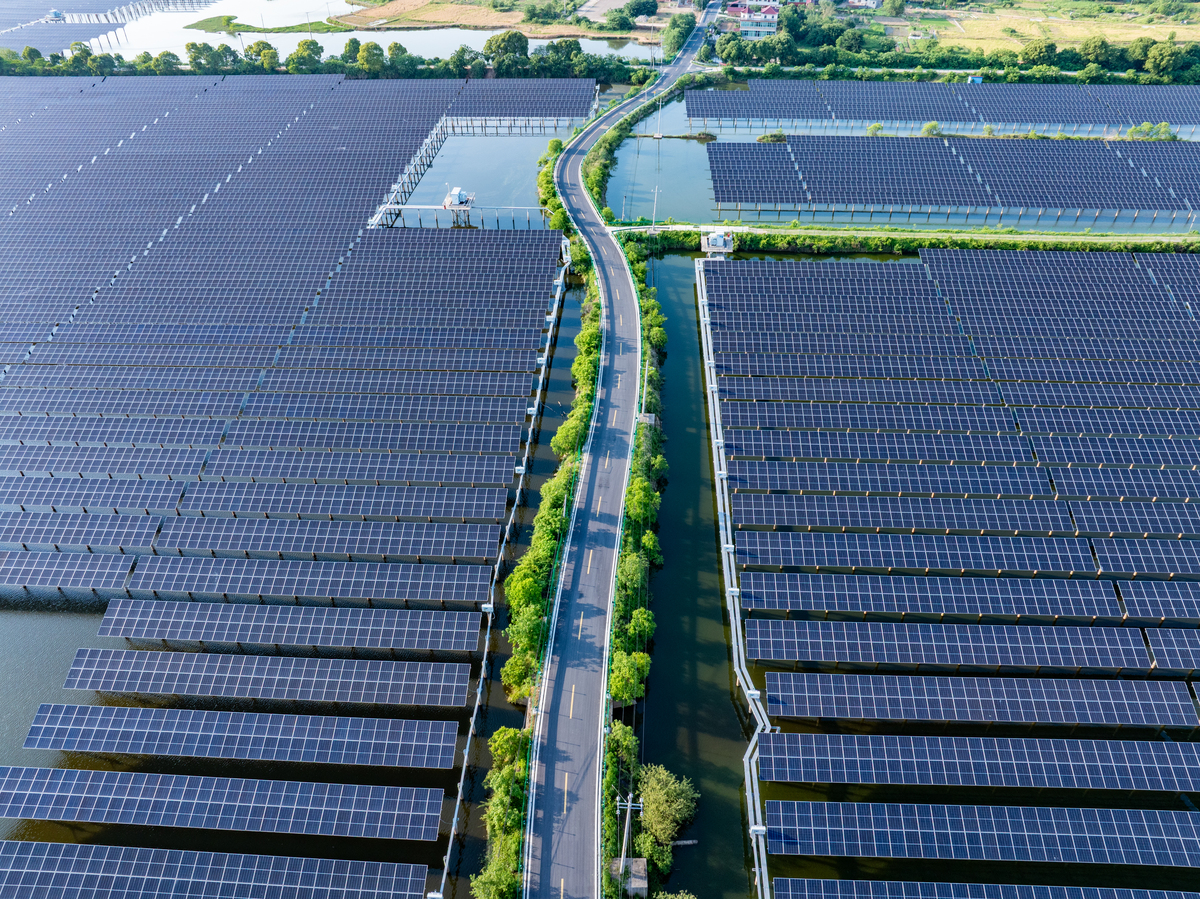 请帮我写一份有关安徽华晟新能源有限公司的实习报告报告的内容包括公司概况包括公司历史、性质、规模；各产品生产能力及产品介绍；工厂的基本生产原理、工艺流程、主要设备介绍、主要操作工艺参数；分别对各单元的生产管理、工艺流程、能量利用、公用工程设置、安全环境保护提出自己的感受或改进建议以及个人实习感受2000字左右