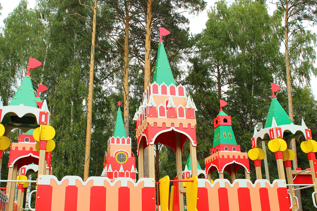 翻译下面英文为中文：Fable narrative lead Anna Megill has announced she will be leaving Playground Games in August and that a heroically talented team will continue working on the much-anticipated reboot