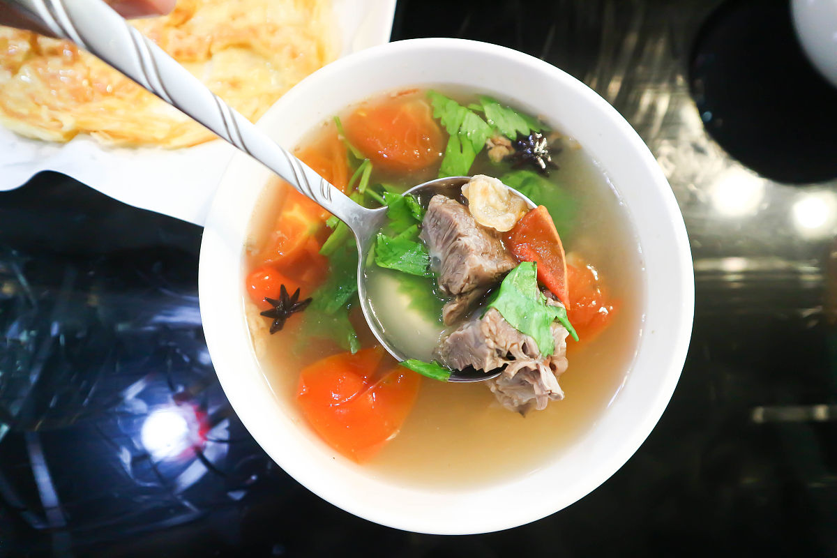 牛肉汤,麻辣汤或牛肉蔬菜汤
