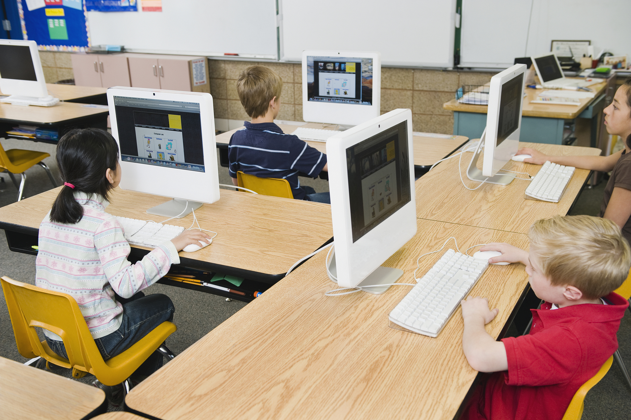 您是专家请帮我生成一个有关计算思维的小学信息科技学科的论文并且以scratch在课堂中的教学过程为例阐述scratch如何在日常课堂中培养学生的思维