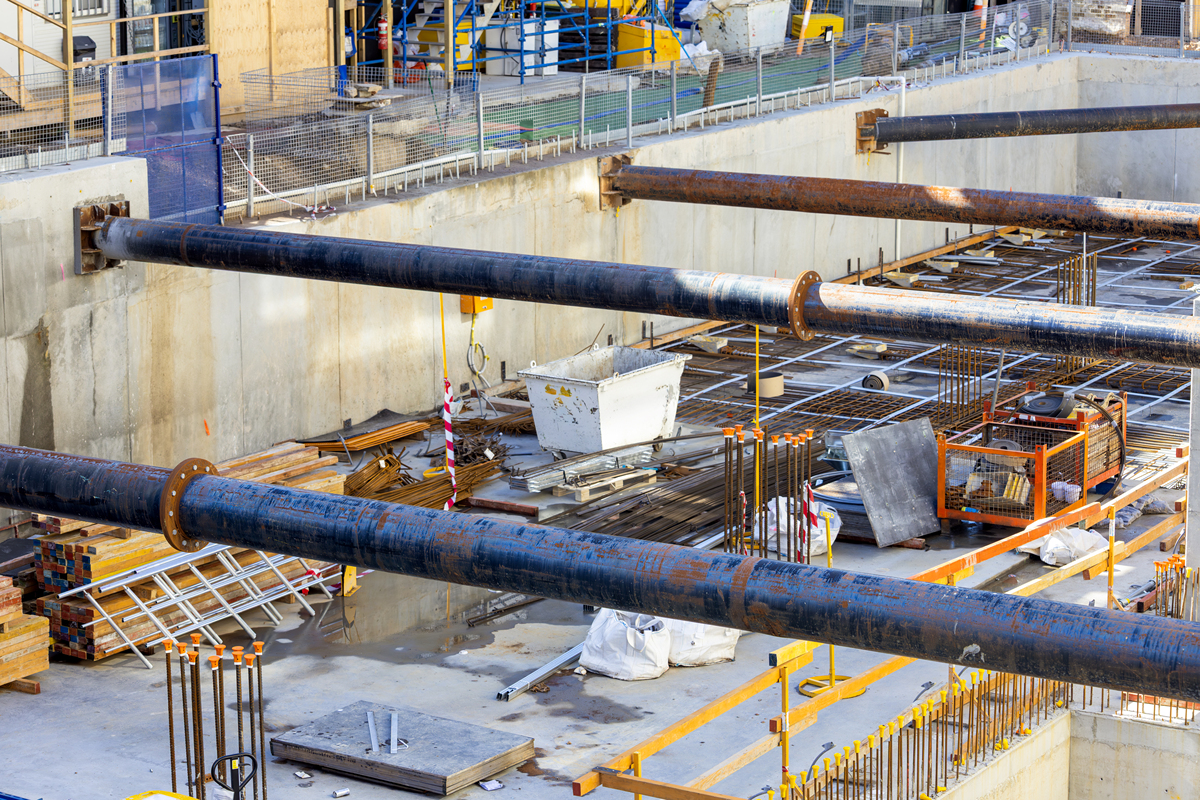 5米高框架结构单层泵房拆除详细施工方法需要在坝前设置防护网防止人和建筑垃圾掉落同时要保护泵房内设备