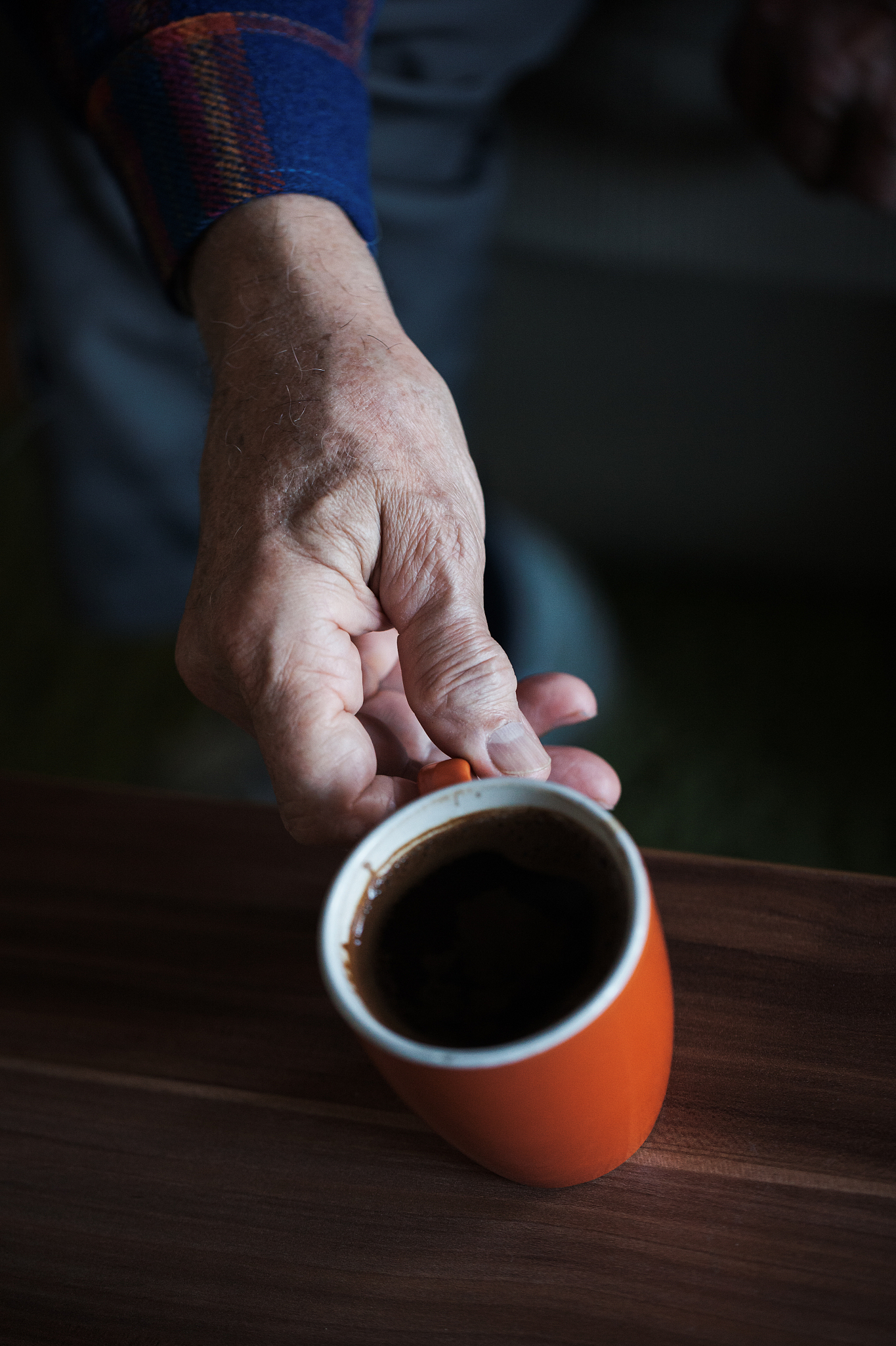 一个仙风道骨的老头在煮丹汤咖啡地上散落着道具椰子咖啡豆奶牛。忽然他停下手里的活左边闻闻右边闻闻随后跟着香气飞了出去最好是平行移动。从灌木丛里的偷窥视角两个旅者正在休息喝着咖位的咖啡老者手指一指吹了一口仙气他们的书包便自己打开了飞出来两瓶咖位飞到老者手中老者喝了一口帮我改成剧本