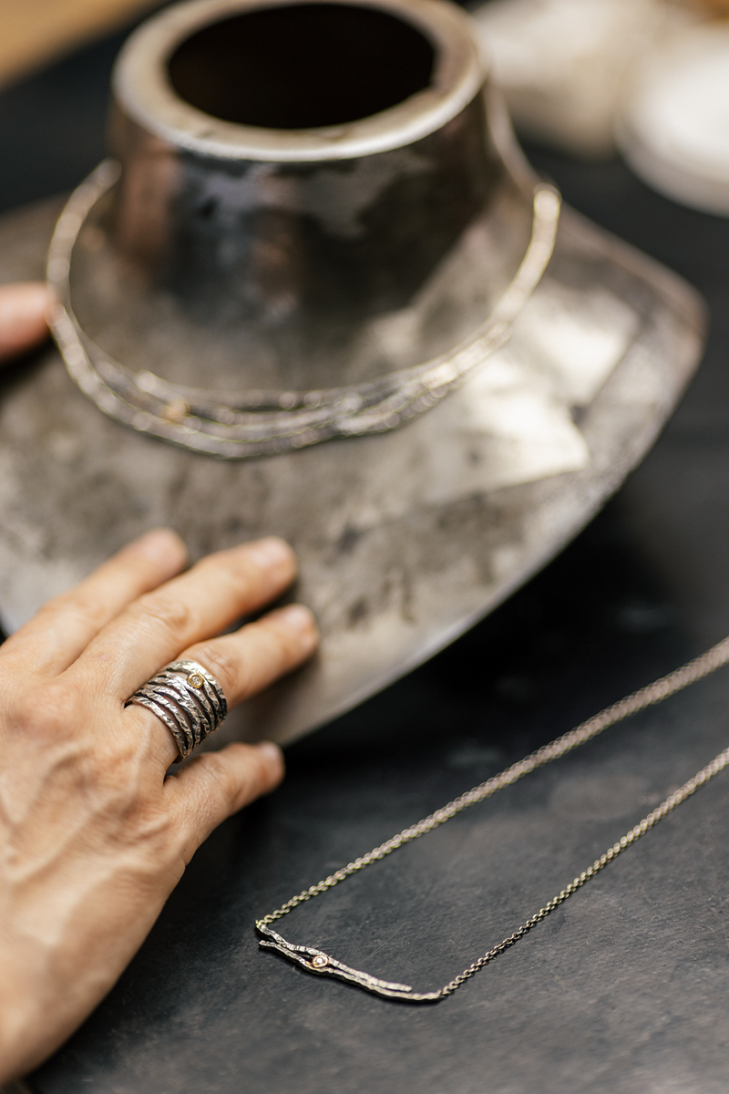 幻灯片1主题：珠宝首饰设计与工艺专业申请副标题：第一章：申报专业人才需求情况幻灯片2标题：一、申报专业主要就业领域内容：本专业的毕业生可胜任珠宝首饰专业及相关行业的创意与设计职位也可从事珠宝首饰产品的加工、制作与生产管理及珠宝首饰品牌的策划、开发、营销与经营工作还可承担珠宝首饰鉴定与检测等工作岗位职业发展方向：首饰设计师、首饰工艺师、珠宝首饰鉴定师、珠宝首饰营销师、珠宝店店长、公司总监与企业总经理