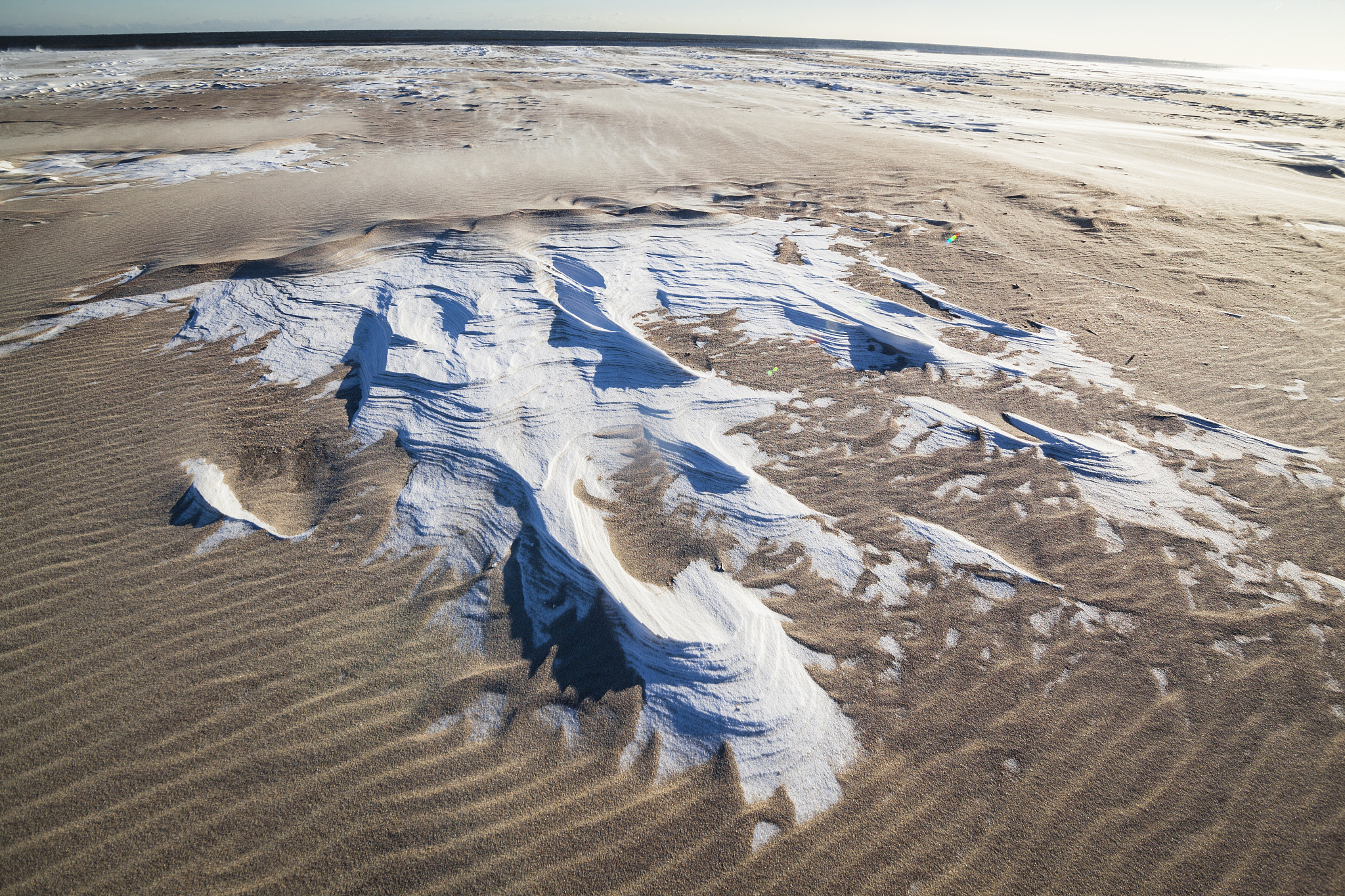 看起来不真实。2022年1月1日沙特阿拉伯西北部Tabuk省Jebel al Lawz镇的沙漠下起了雪。这是沙漠下的样子