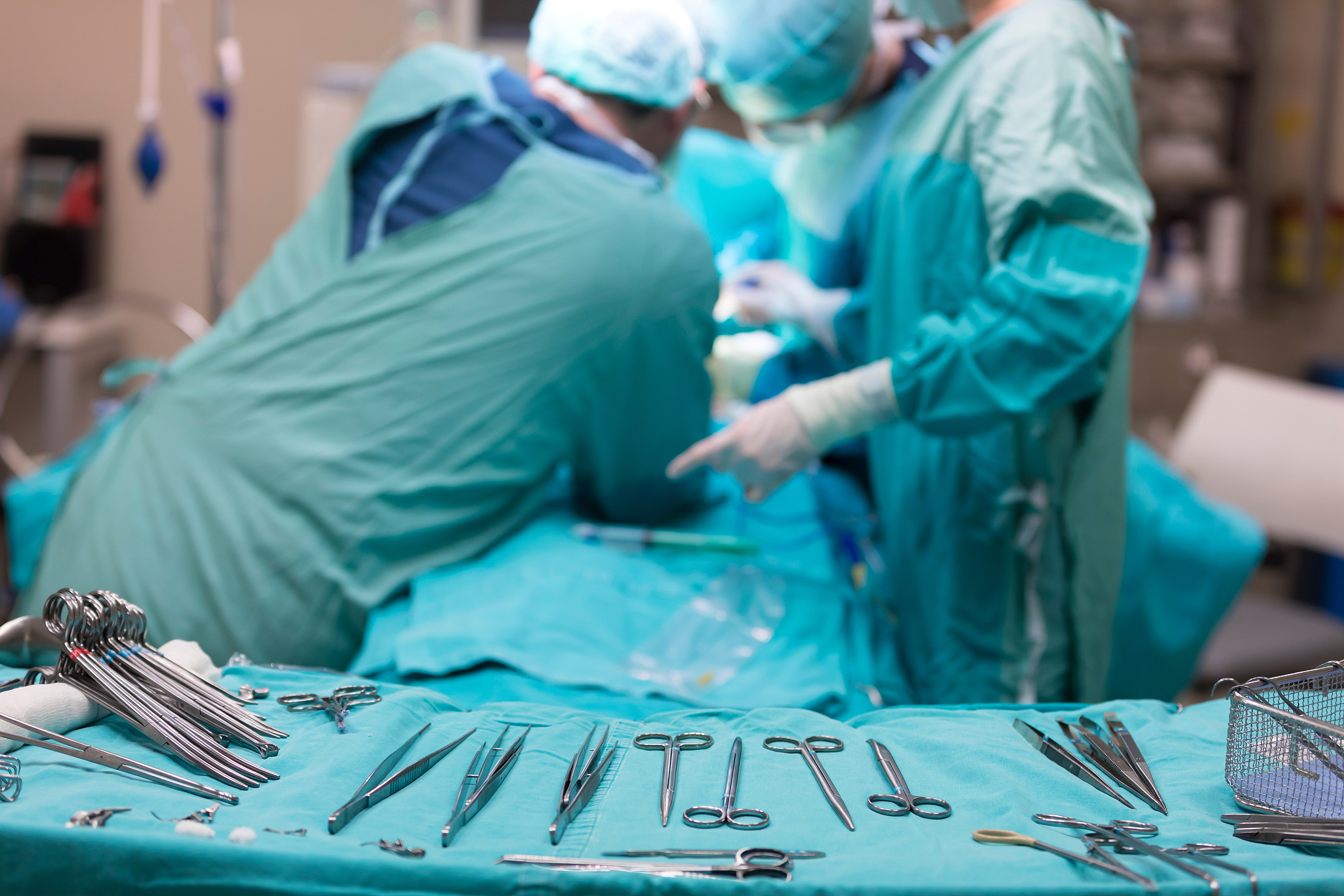 medical team performing surgical opertion