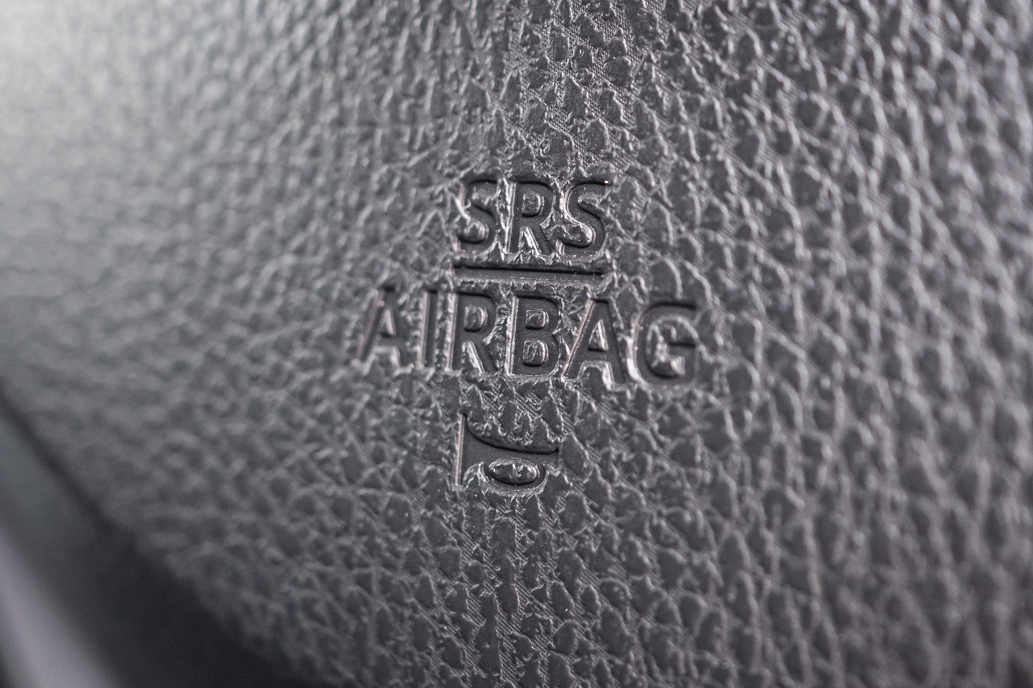 safety airbag sign on car steering wheel with horn icon