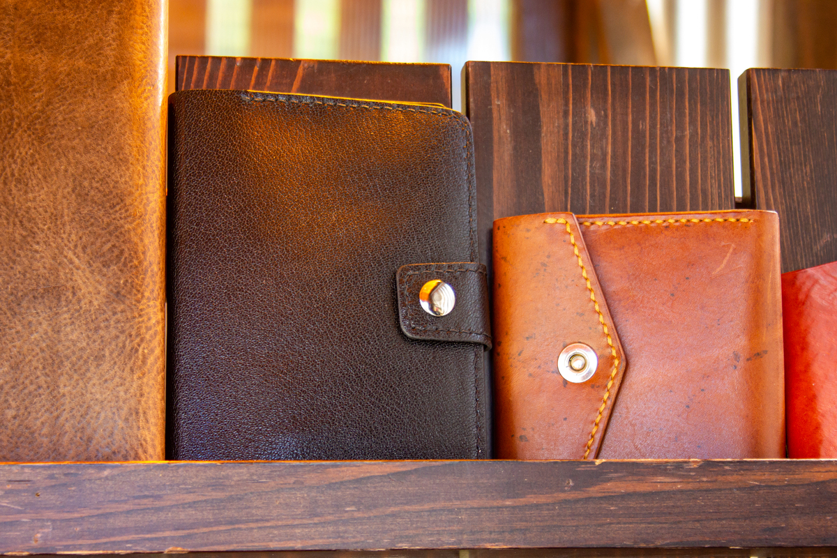 Slim Men's Wallet: Durable, RFID Blocking, & Convenient Coin Pocket
