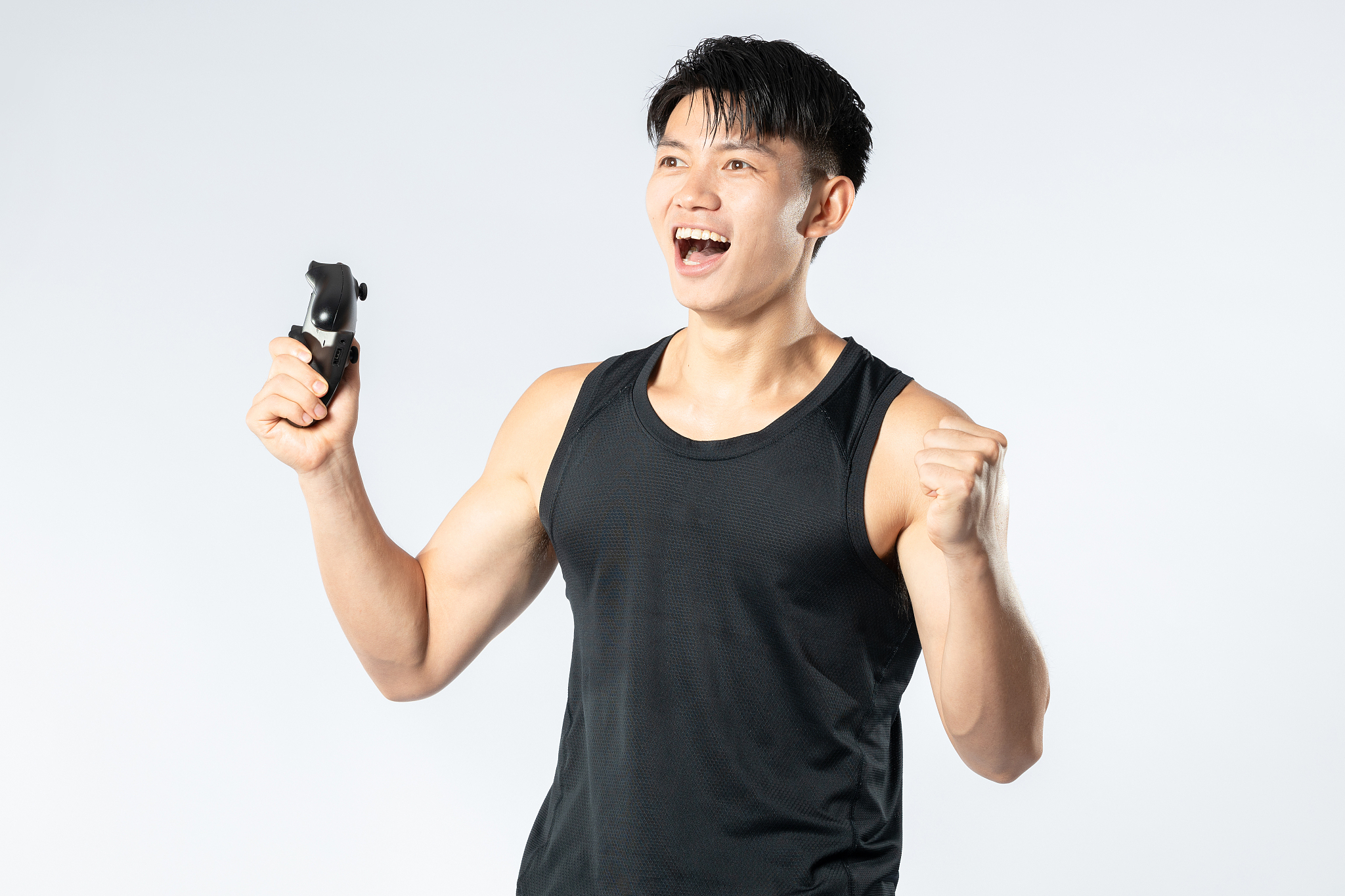 手拿游戏手柄的亚洲男生