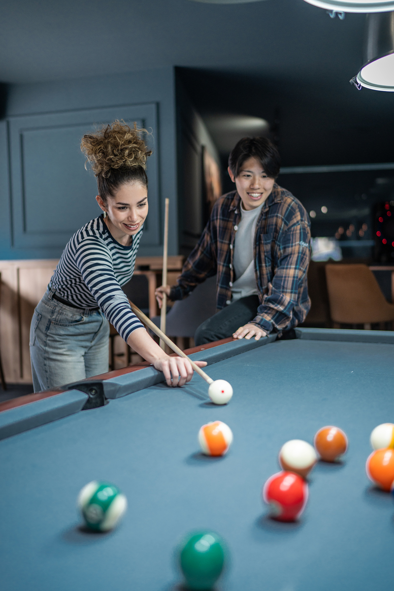 human 你知道桌球游戏吗; AI AI 当然桌球游戏是一种室内运动通常由两名或四名玩家参与在长方形的桌子上使用小球和球杆进行比赛。这个游戏需要高度的技巧和反应速度非常受欢迎。;human 我指的是手机上的桌球游戏;