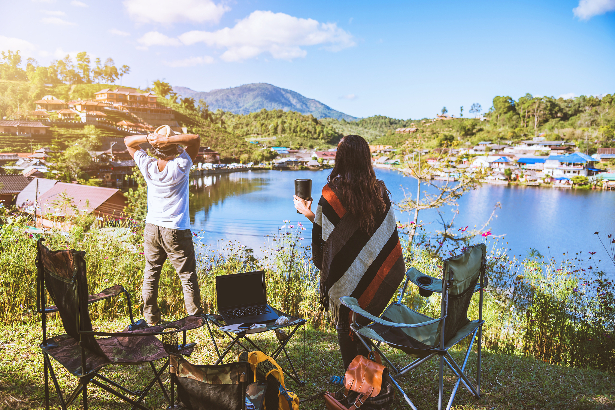 扮演一名旅游爱好者自媒体博主根据以下内容写出一篇2000字旅游短视频原创文案文字表达思路清晰有自己的见解不要推荐景点跟地方旅行为生活的疲惫茫然注入新的希望