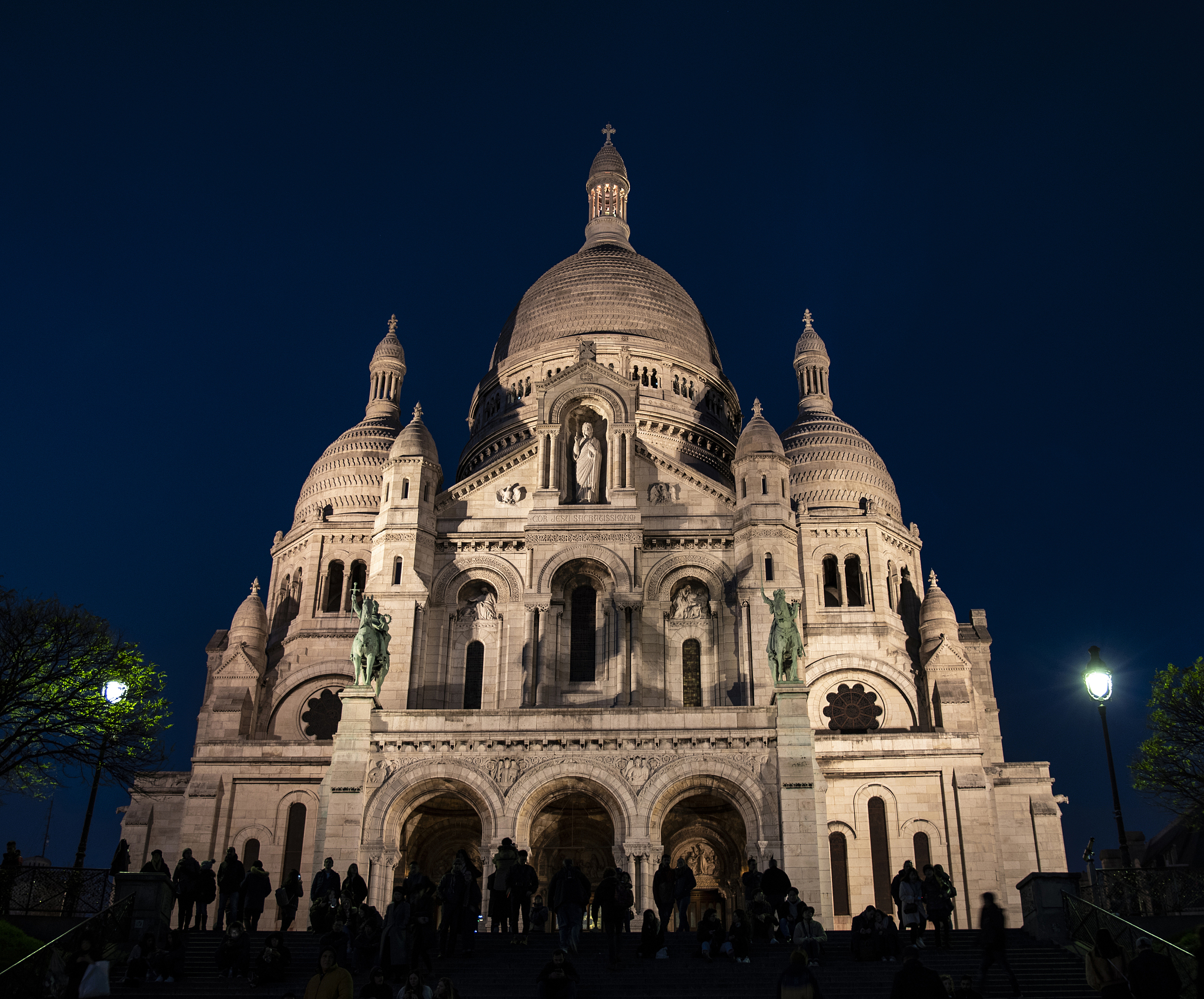 请比较中西方建筑中的社会文化背景对建筑风格的影响的论文要求分段得当语句通畅引经据典真实可信不要胡编乱造不少于1200字