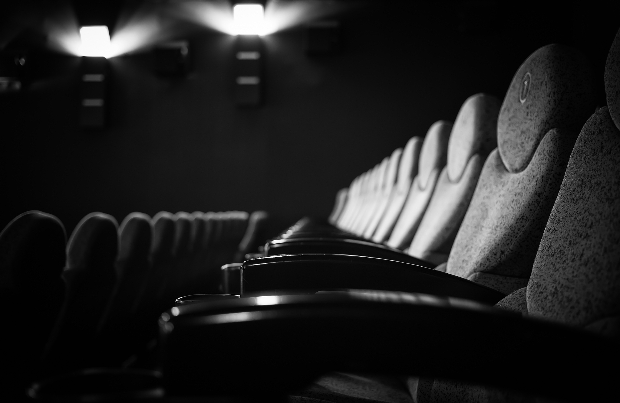 题目1至6依赖下面的叙述：电影院中有6个座位从左至右依次编号为123456。现在有 F G H IJ五位观众准备依照下面的条件坐在这6个座位上：一每人只能坐一个座位6个座位中总有一个是空的；二I不能坐在2、4、6号座位：三J总是从左至右数的第三位观众但并不意味着他必须坐在第3号座位：四 G 总是坐在 F 右面并且与 F 相邻。1G不能坐在哪个位置： A 2 B 3 C 4 D 5 E 62．如