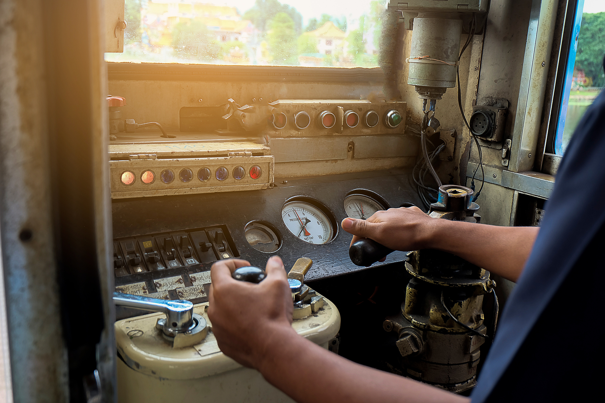 面向对象编程实践：交通工具类及其子类（汽车、火车、飞机）的定义和构造方法