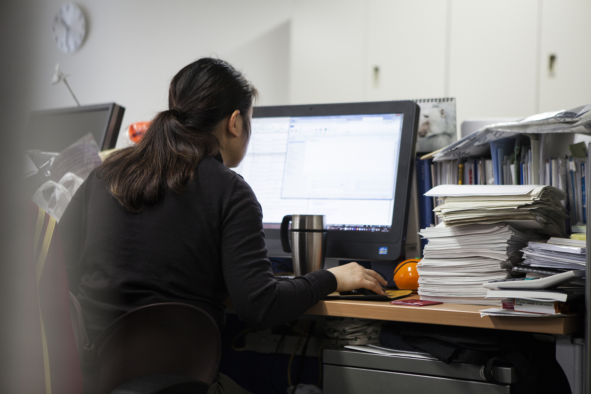 businesswomen working on a computer in the office