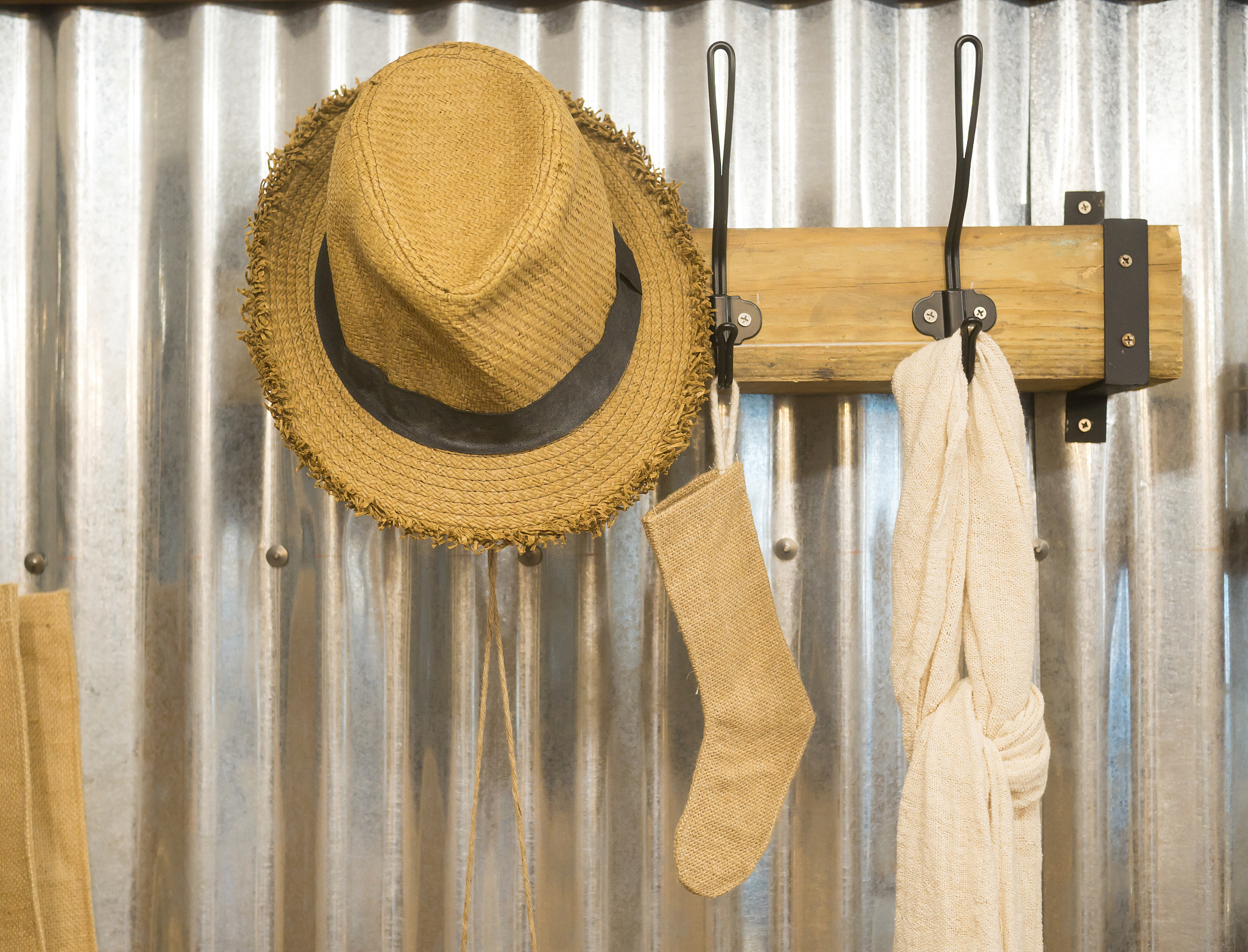 你知道安第斯山脉的妇女戴的那些帽子吗？它们有点小戴得很高黑色周围有一个小帽檐？我有一个系列的袜子其灵感来自于这些帽子和安第斯山脉的人们和魔法。