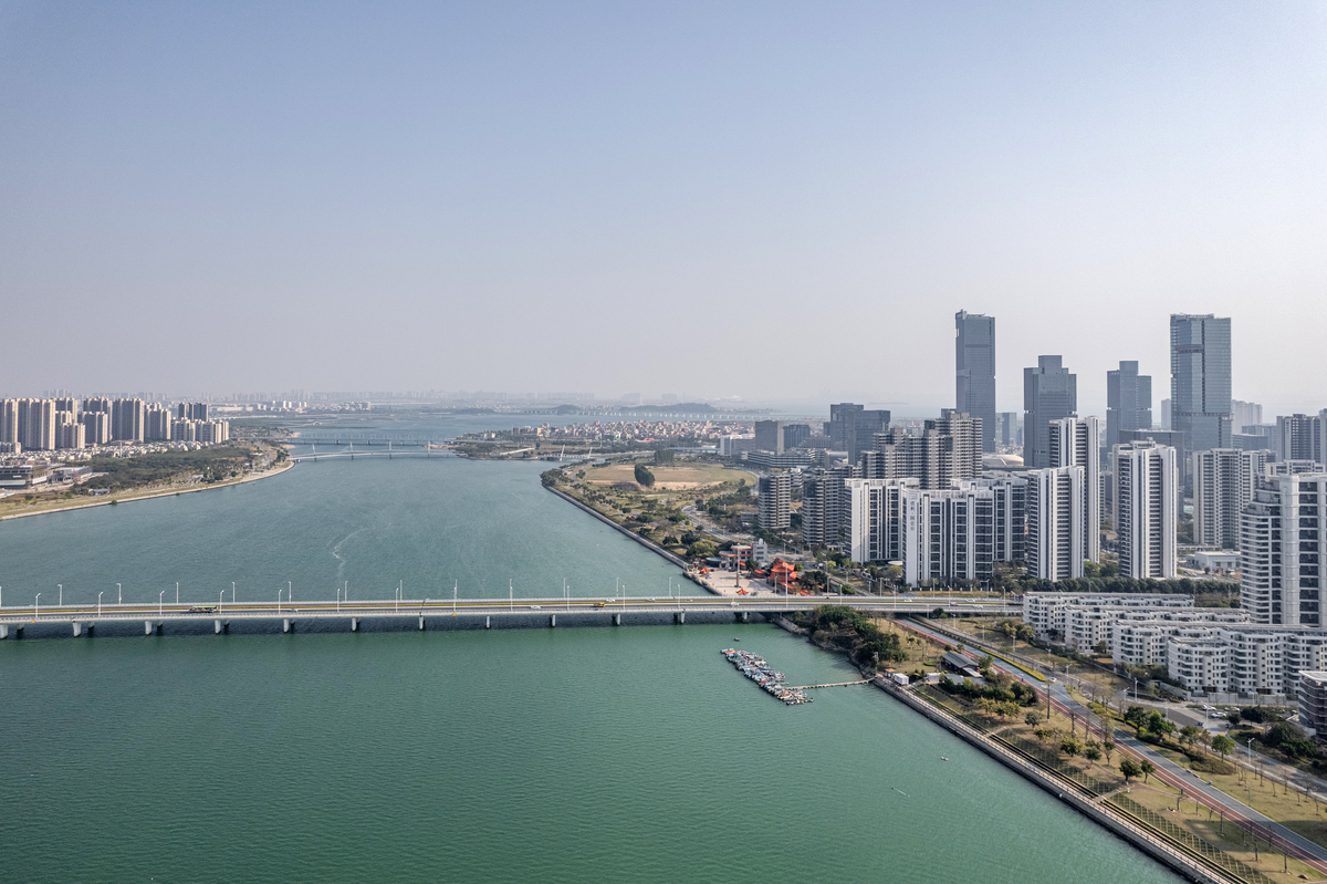海滨大桥与岛上建筑的鸟瞰图