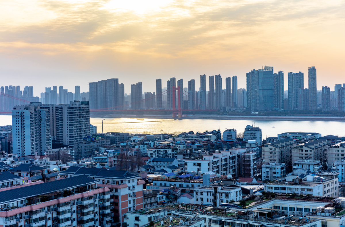 黄鹤楼俯瞰武汉市天际线,夕阳下的美景