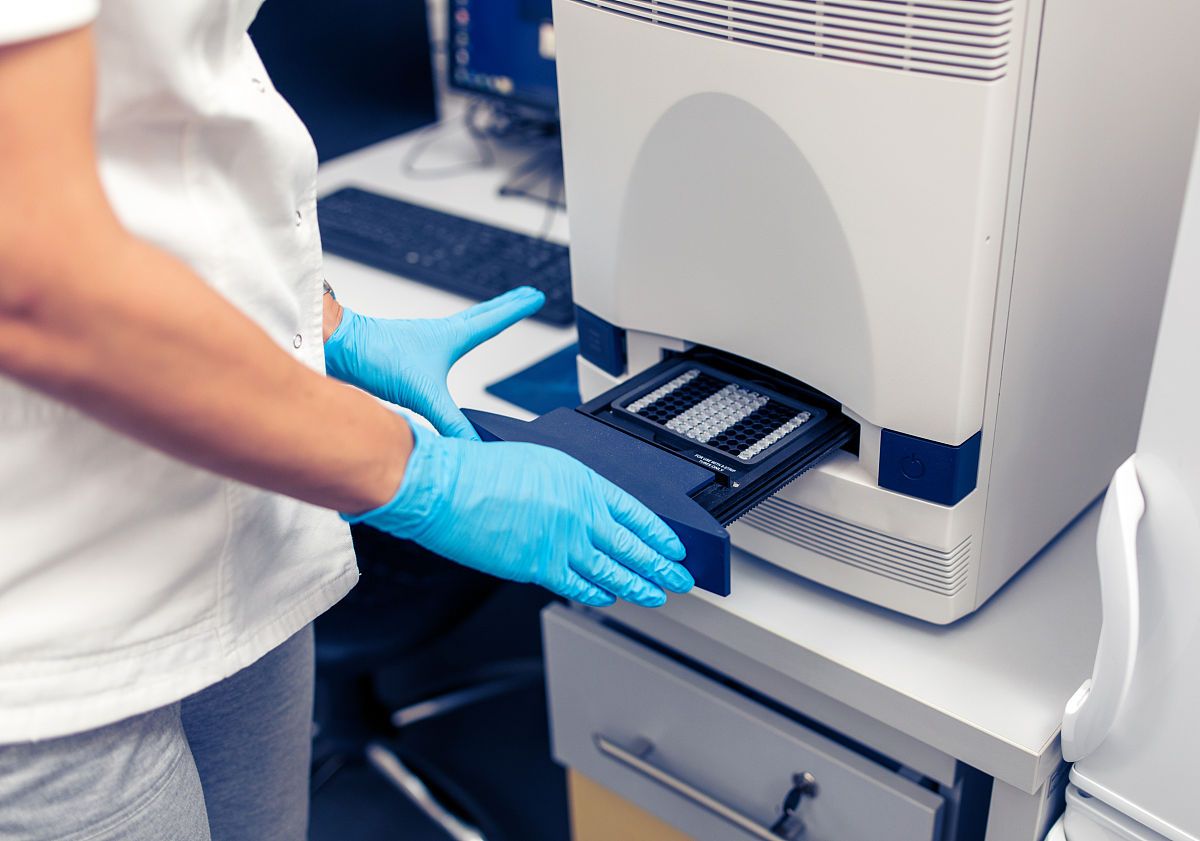 1用于实时荧光定量PCR的理想荧光物质需具备哪些特点？2理想的内参基因应该具有哪些特点？3谈一谈实时荧光PCR的内参基因选择策略？4请简述什么是UDG尿嘧啶-DNA糖基化酶及其作用？5影响实时荧光定量PCR的主要因素有哪一些？6如何提高实时荧光定量PCR的灵敏度和特异性？7如何进行实时荧光定量PCR反应的优化？8哪种情况适用两步法扩增？