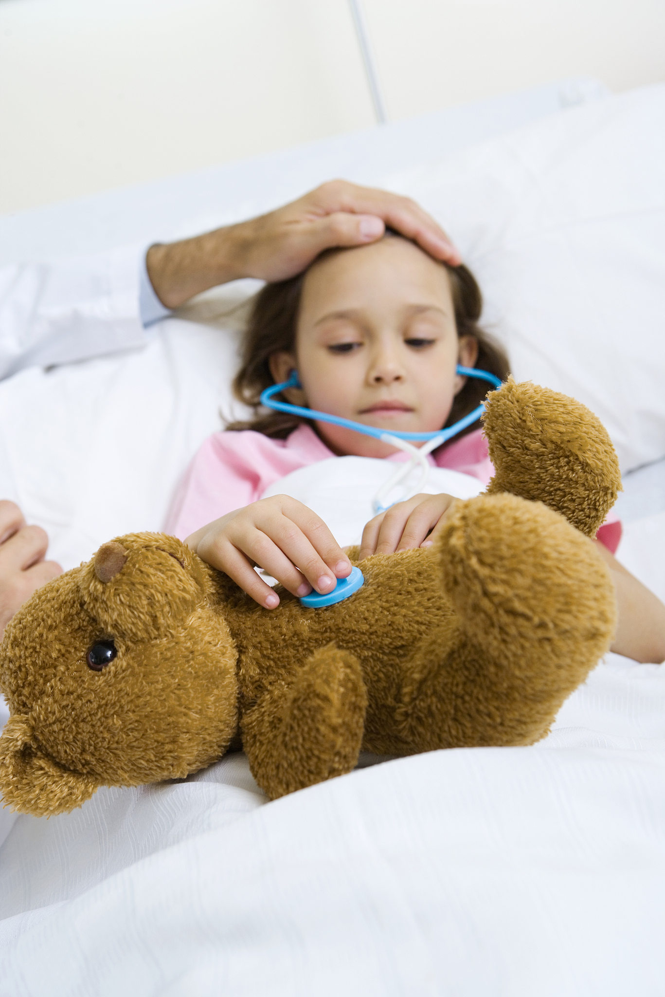 300字写一篇原创文章：首先提示大家：不要更新不要更新不要更新！ 小鸡模拟器咱们之前分享过很多小伙伴反应说收费后来发现虽然官网写着永久免费但是实际上什么都玩不了全收费但是这个只是新版本在旧版本中所有的都是免费的！ 所以提示更新的时候不要点击更新！ 平时在家总不能老是用电脑打游戏吧毕竟还有媳妇和孩子呢有时候来个朋友没啥娱乐的。 它就不一样了自己买两个手柄连到电视上然后把它安装到你家电视上一切就不一样