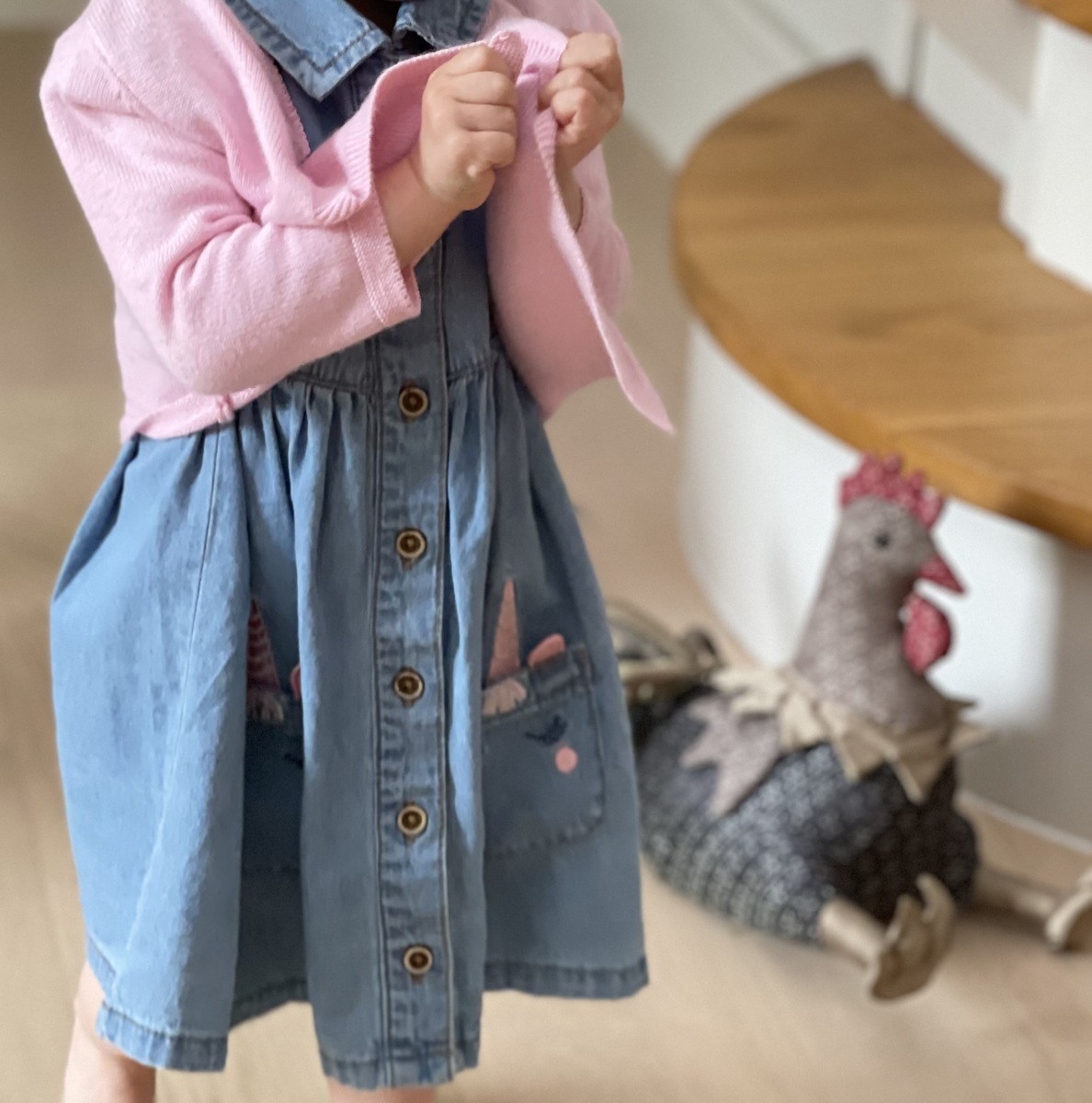 牛仔裙发黄褪色怎么办？解决牛仔裙变黄、褪色、味道大的问题