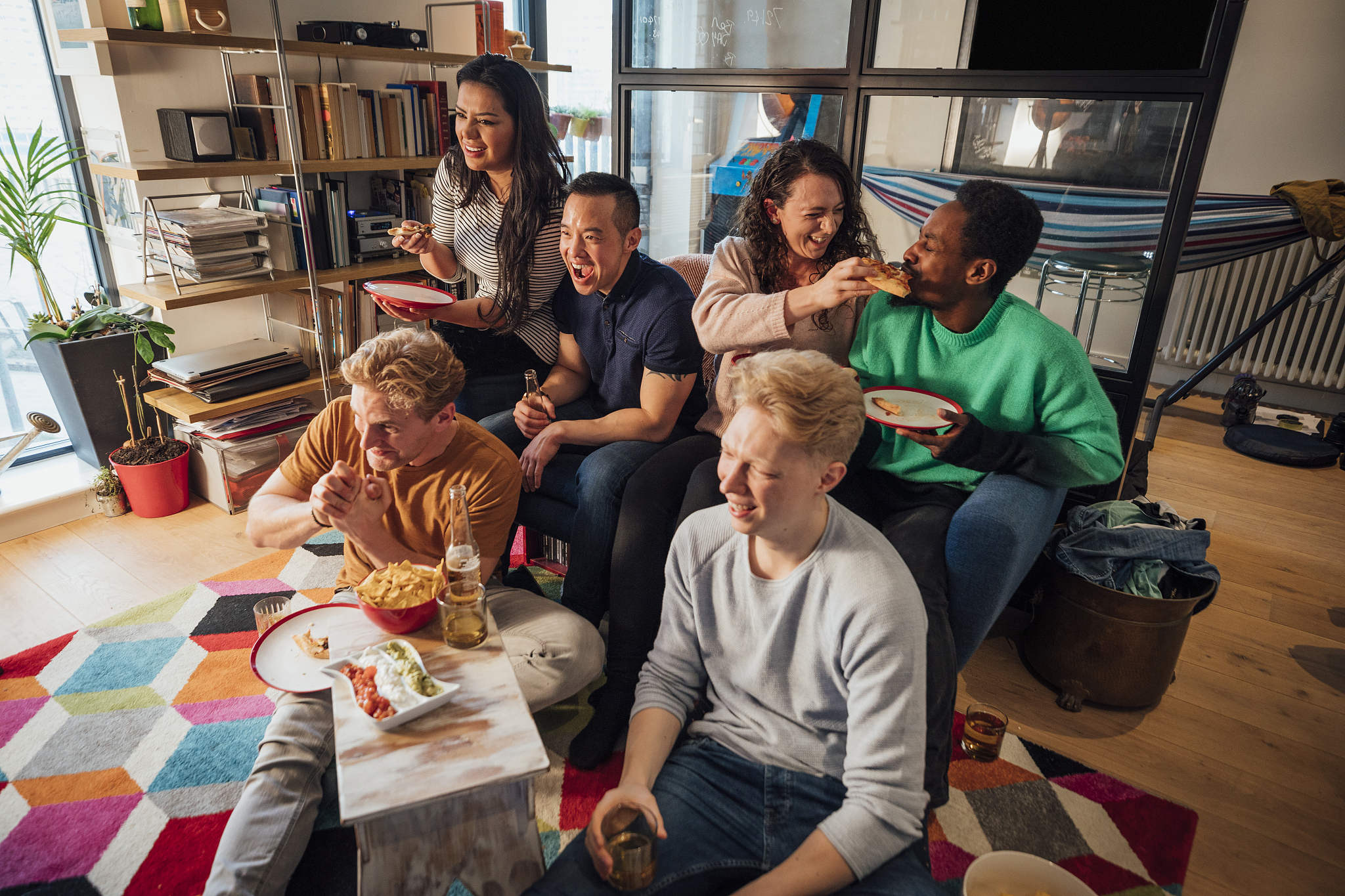 用英文写这篇论文的从《老友记》和《爱情公寓》中看中美幽默的表达差异分的部分段落尽量长一点严谨一点这部分标题如下Underlying Themes41 Friends老友记411 Relationships and Romance412 Self-Deprecation and Awkwardness413 Friendship and Loyalty