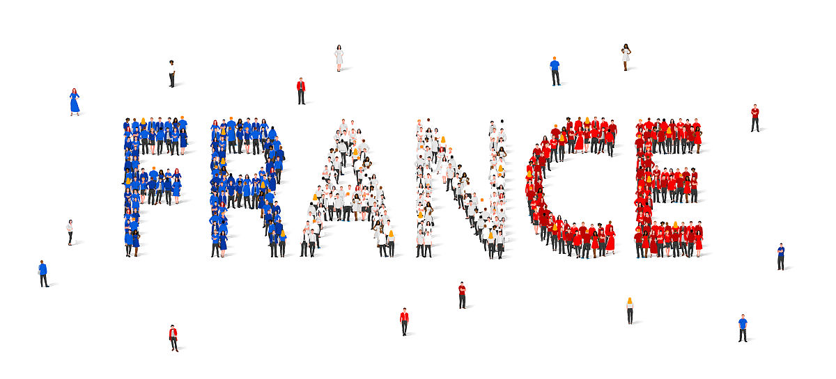 一群穿着蓝,白,红三色长袍的人组成了"france"这个词.法国国旗由人制