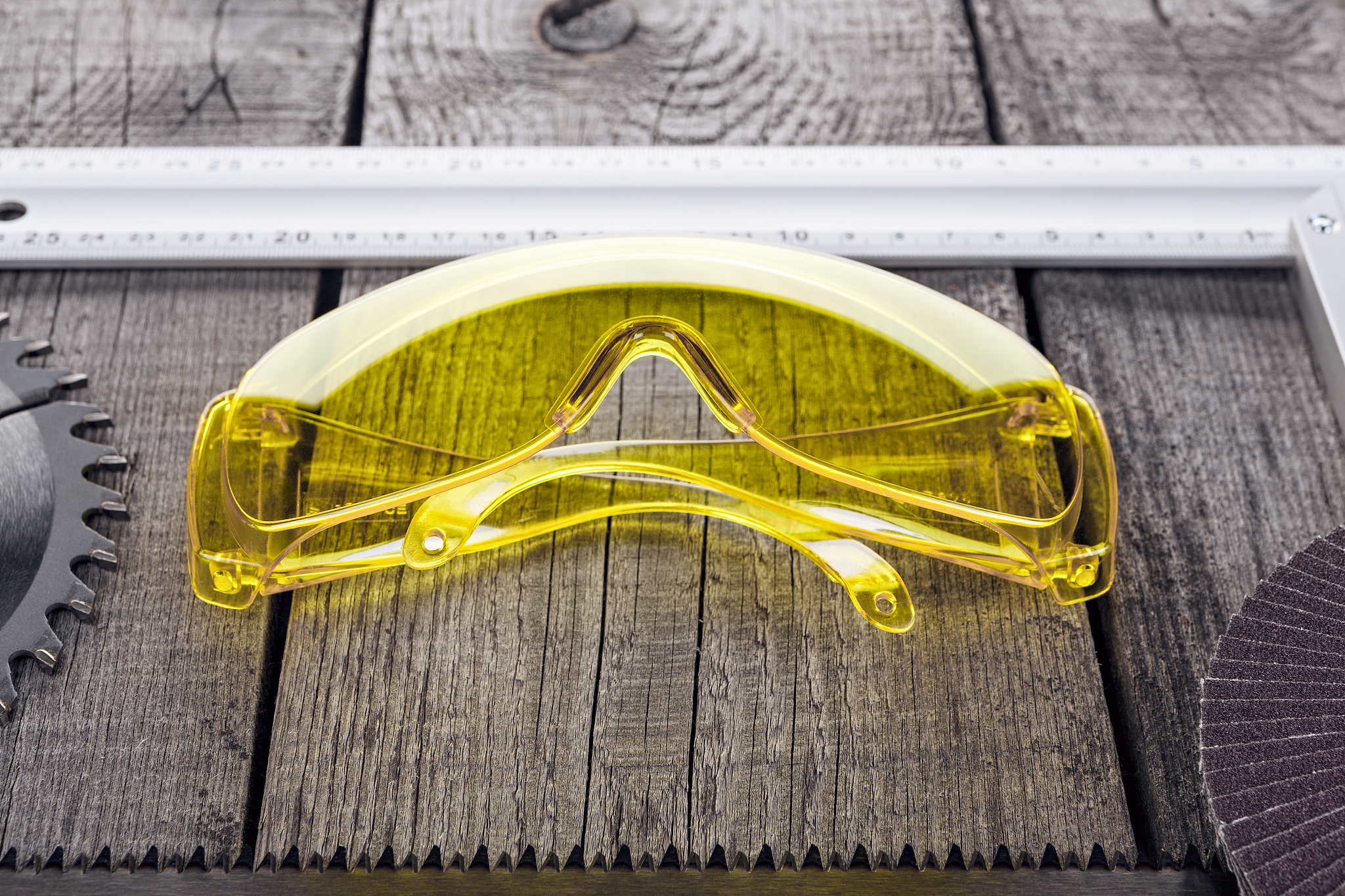 写一篇关于房屋建筑施工现场安全管理中增加安全管理费用投入提升安全防护的措施。