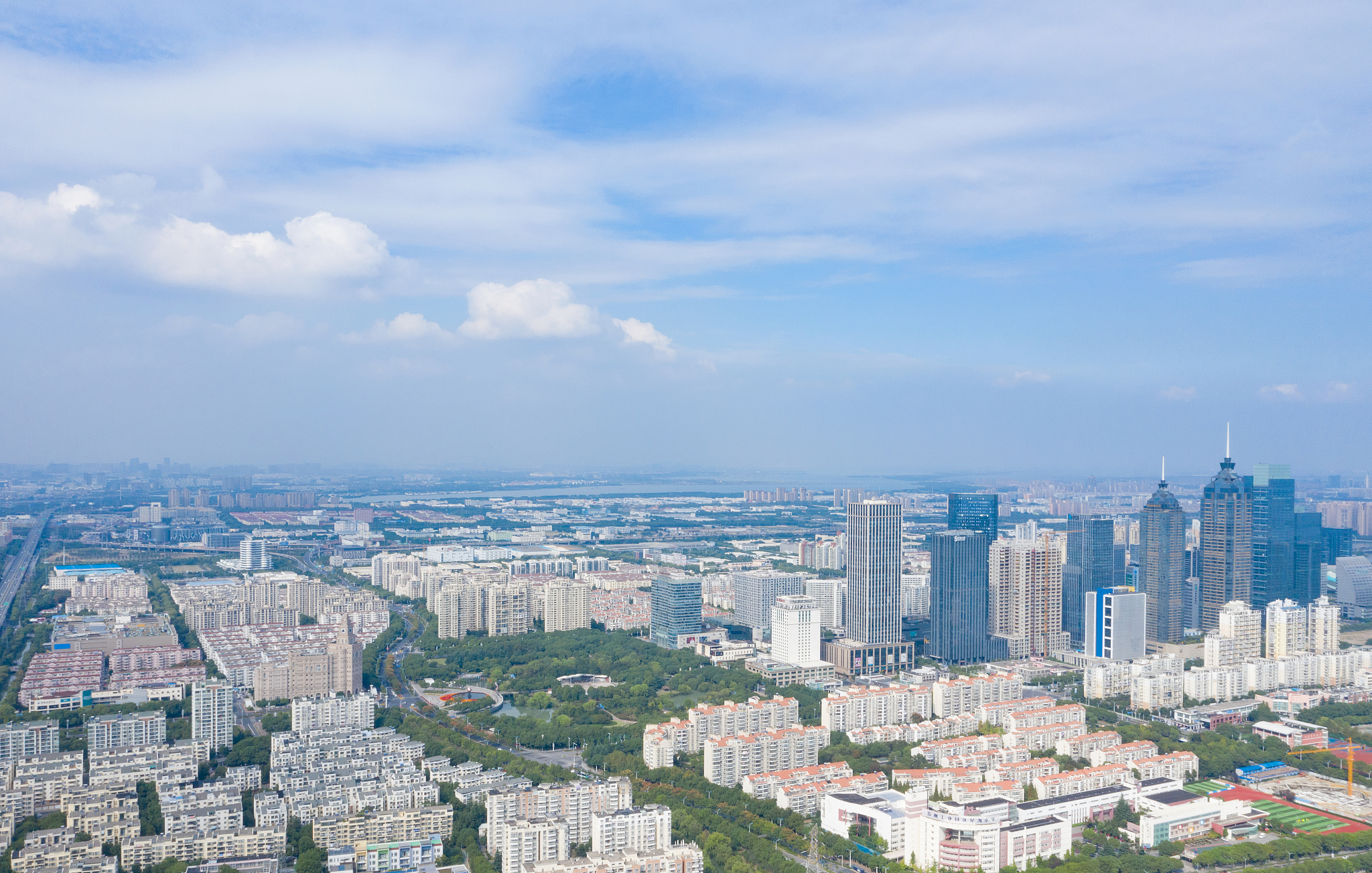 航拍现代城市市区风光