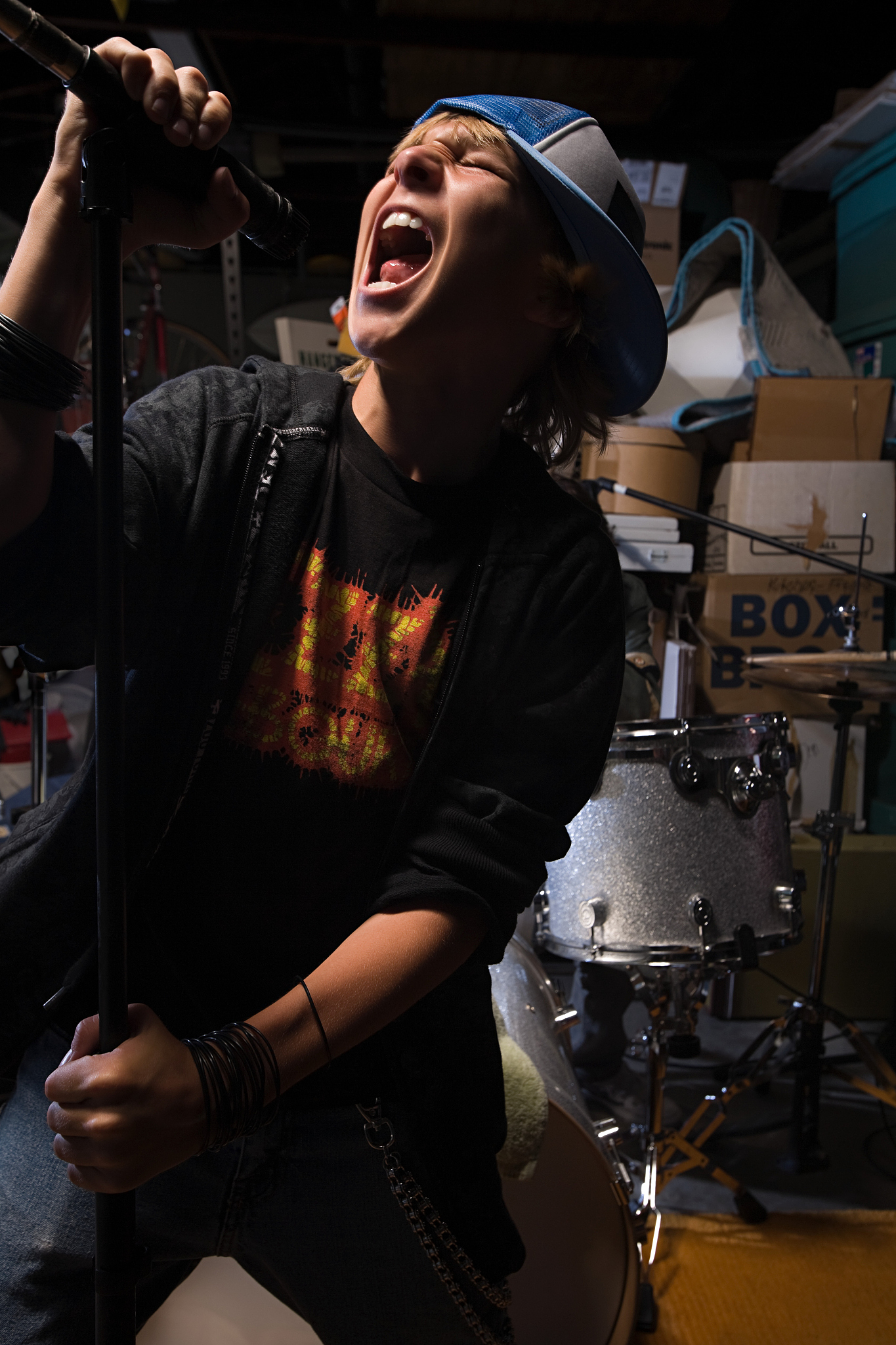 作为音乐人帮我写一个自我介绍一百字以内