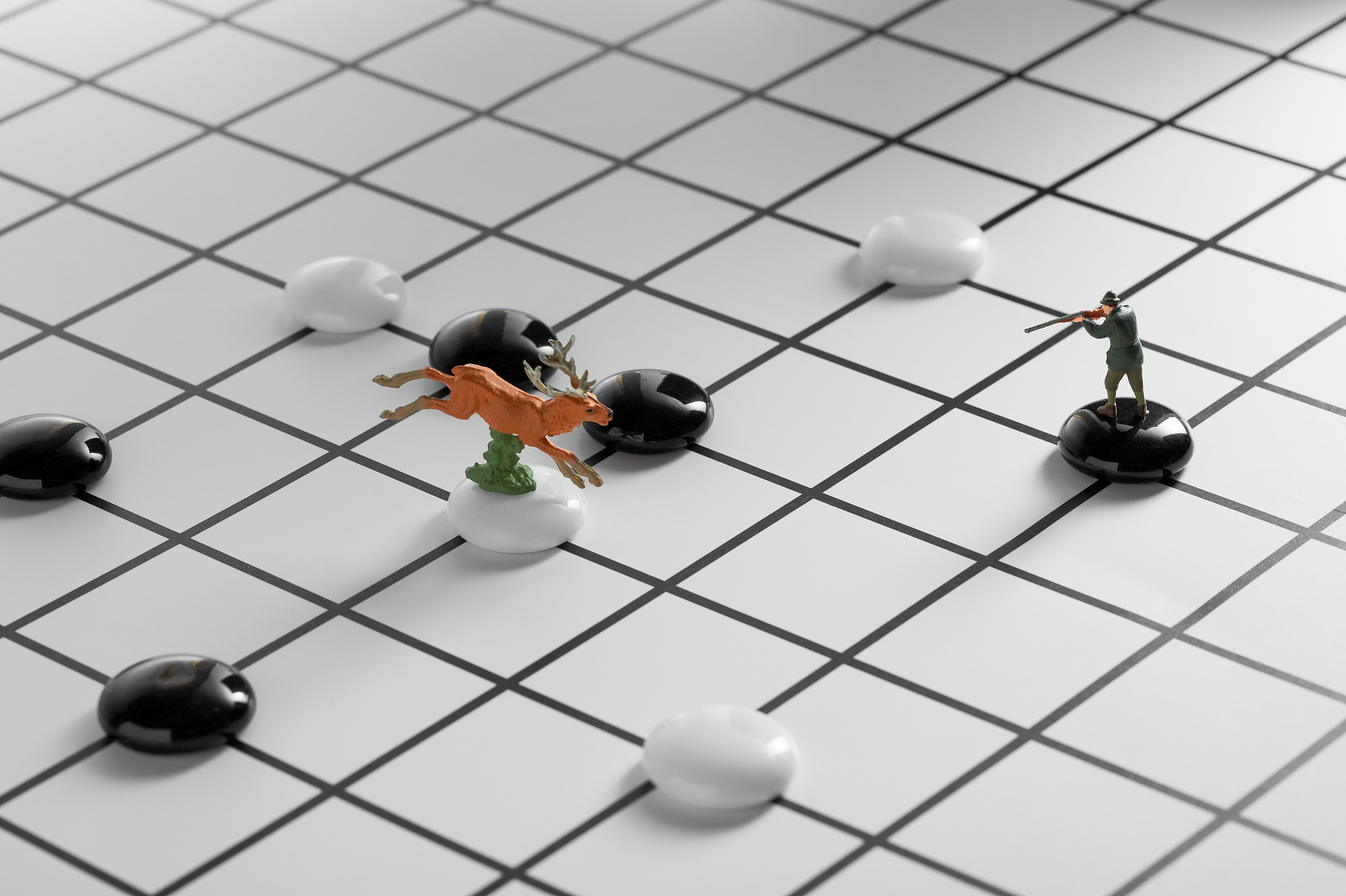 阅读下面的材料根据要求写作。本手、妙手、俗手是围棋的三个术语。本手是指合乎棋理的正规下法妙手是指出人意料的精妙下法俗手是指貌似合理而从全局看通常会受损的下法对于初学者而言应该从本手开始本手的功夫扎实了棋力才会提高一些初学者热衷于追求妙手而忽视更为常用的本手本手是基础妙手是创造一般来说对本手理解深刻才可能出现妙手;否则难免下出俗手水平也不易提升。以上材料对我们颇具启示意义请结合材料写一篇文章体现你的