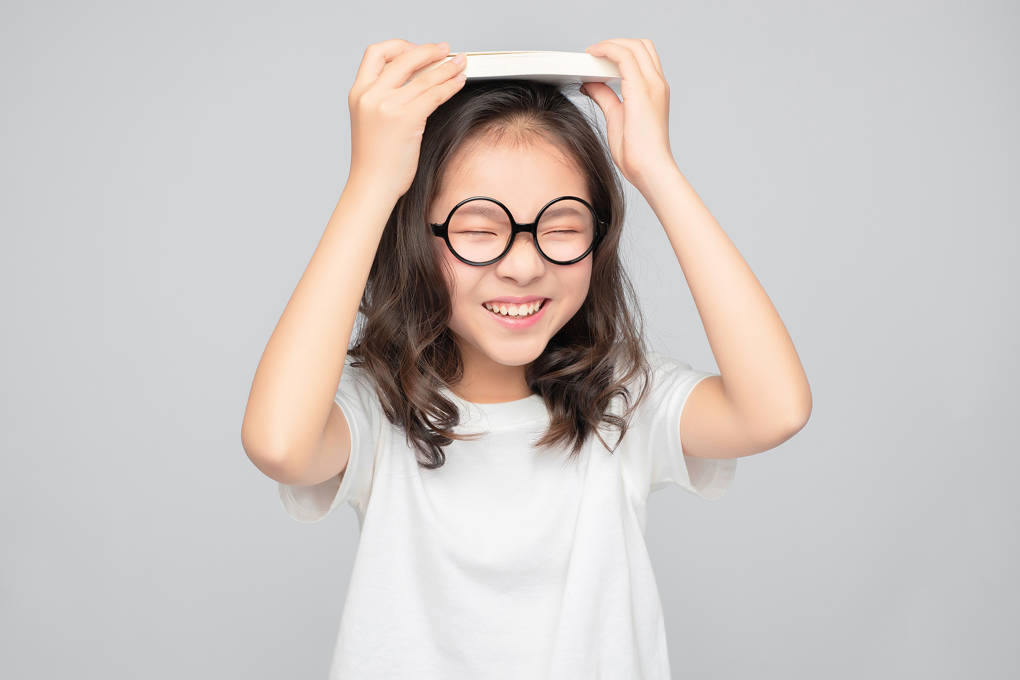 灰色背景里的亚洲小学女生