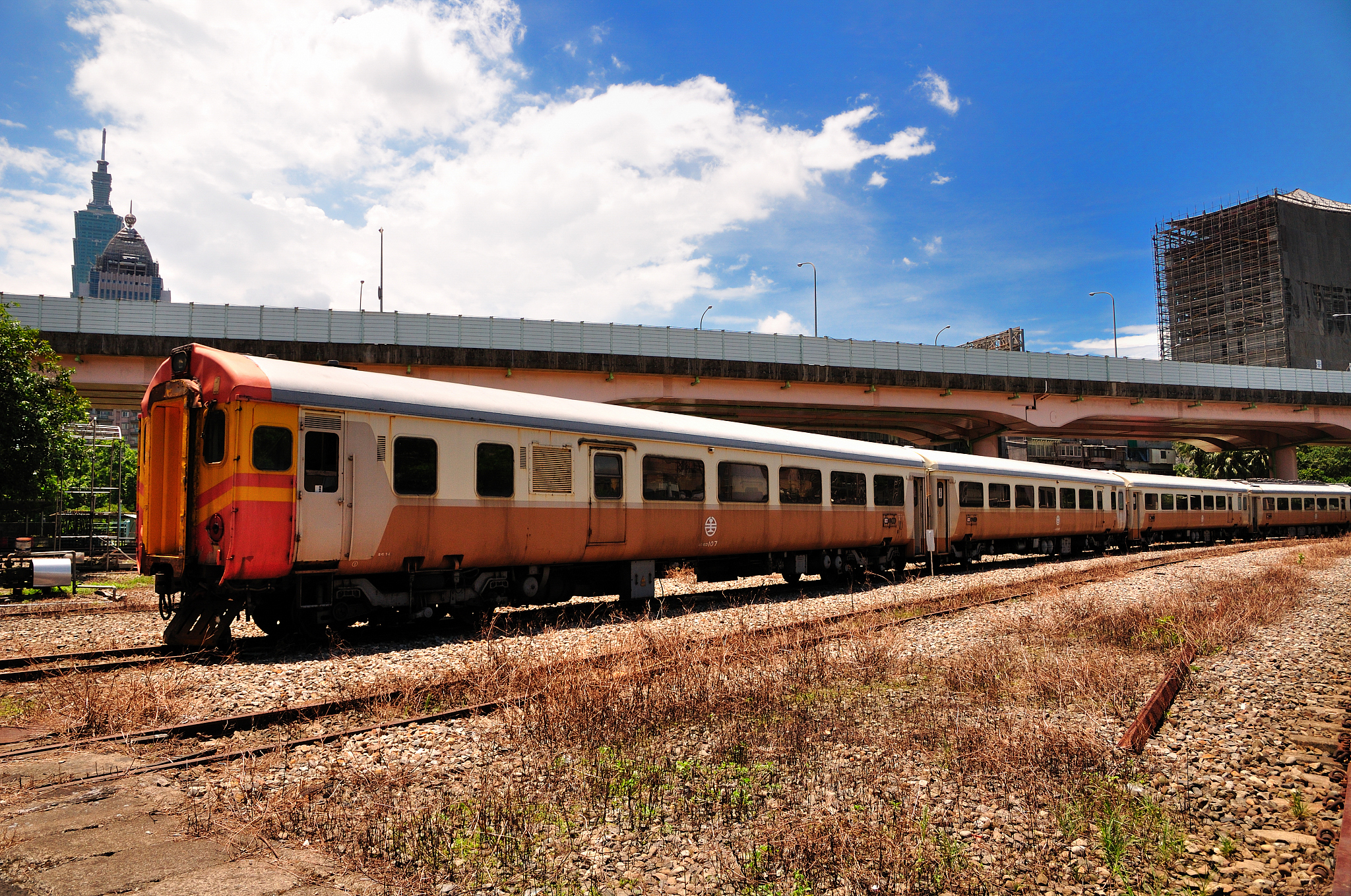 翻译：为了探索高速列车在高寒地区运行时出现转向架结冰的现象采用了欧拉多相流法模拟了转向架表面的结冰分布情况研究了结冰参数对转向架区域结冰量和结冰外形的影响。结果表明转向架表面对雪粒和液滴的捕获能力和冷凝效果与雪粒和液滴含量呈正相关关系。结冰现象主要发生在转向架的迎风区域和位置较低的区域且随着列车速度的提高该现象越为明显原因是粒子与气流的相对速度增加导致粒子难以改变其运动轨迹进入转向架内部。通过多步