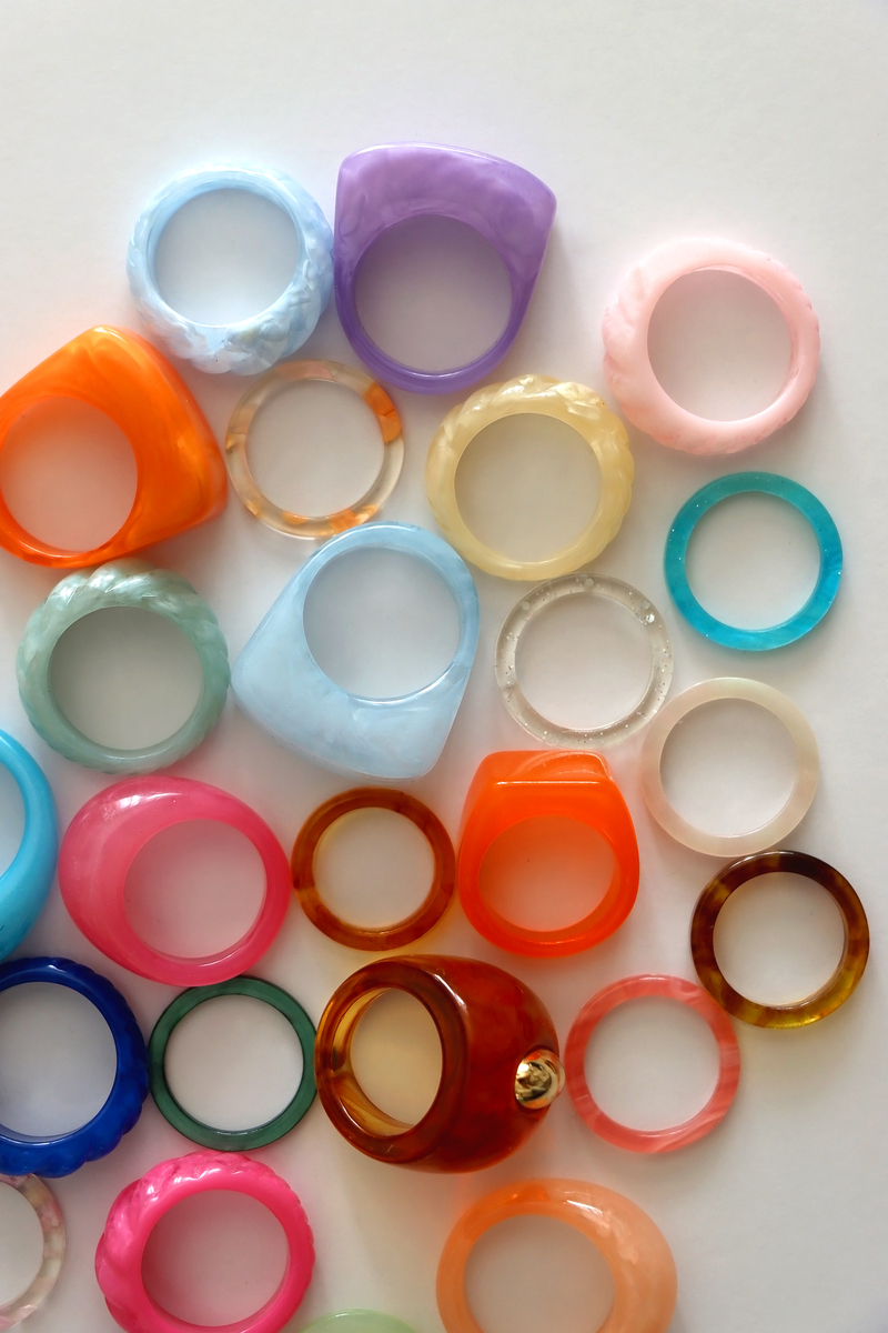 有味的硅胶有毒吗？一般情况下有味的硅胶不会有毒。硅胶是一种无毒、无味、无色、非晶态固体材料具有优异的化学稳定性、热稳定性和物理性能可以用于食品、医疗器械等领域。但是如果硅胶中掺杂了有害物质或者硅胶制造过程中使用了有害化学物质就可能会对人体造成危害。因此在购买硅胶制品时应选择正规厂家的产品并注意产品的质量认证和生产过程。使用有味的硅胶制品也需要注意以下几点：1 尽量避免长期接触有味的硅胶制品特别是儿