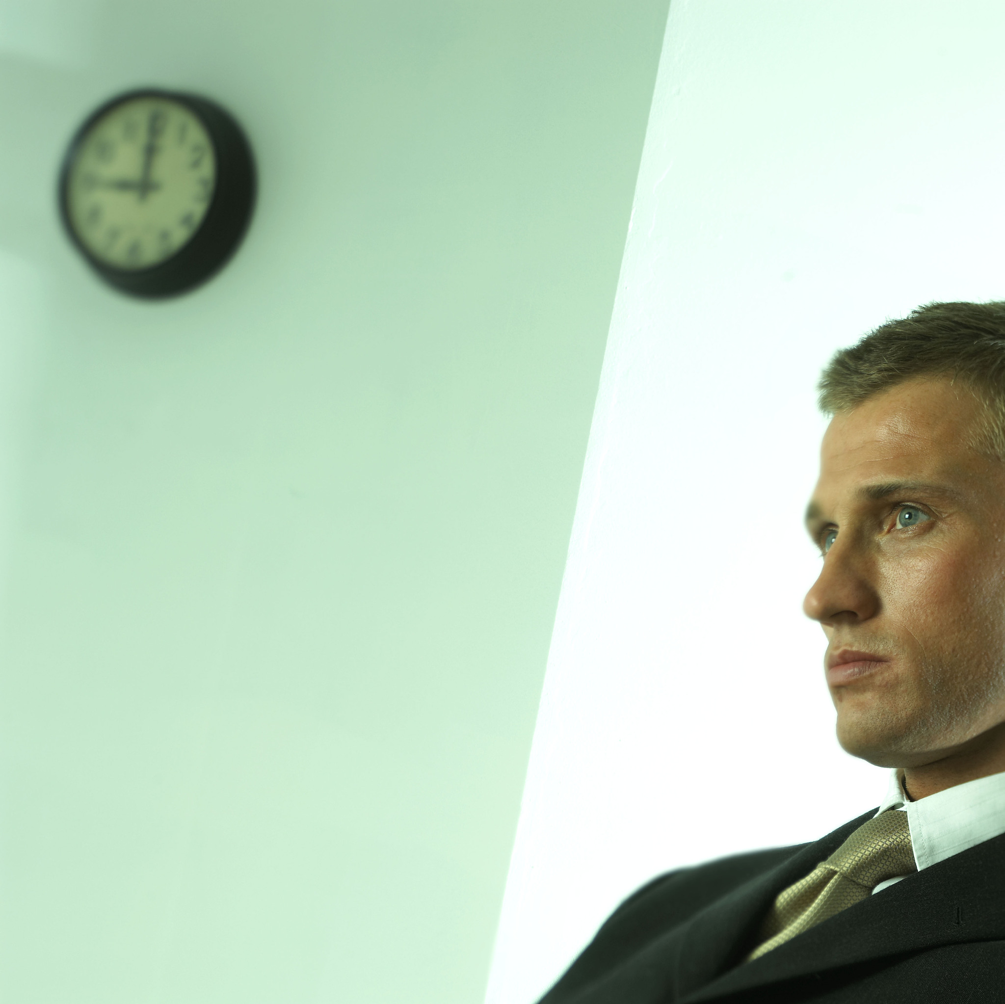 把这段话浓缩：构建完善的指标体系评价城市韧性能够较为科学、客观地反映城市的现状情况以及未来发展趋势通过发现城市韧性短板可以因地制宜制定城市韧性提升策略和行动计划。目前多家研究机构和组织都从自身的角度构建了韧性评价体系囊括了社会组织、经济保障、基础设施等多个维度。由于我国各个城市面临的问题不同相关信息与数据的可获得性不同城市规划建设目标不同因此评估指标体系的构建应当在借鉴经验的基础之上结合地方实际情