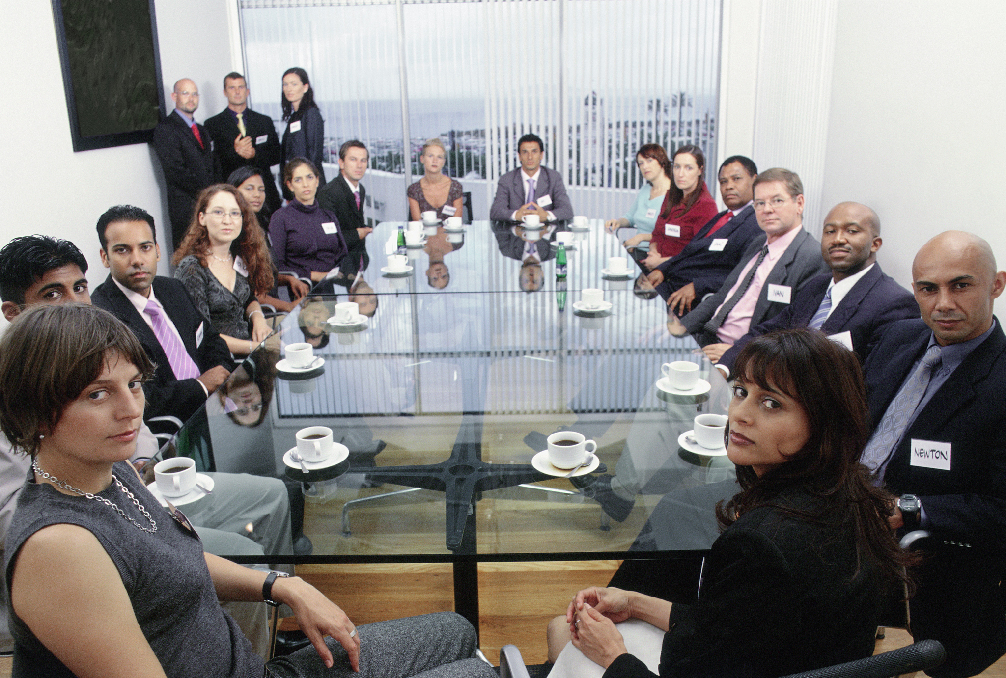 在一场圆桌会议中有甲、乙、丙、丁、戊 5 位与会人员顺时针依次落座每人都 只会本国语言和一门外语假设甲会法语和汉语丙会德语和英语。 以下组合能确保每个人都可以和左右两边的人自由交谈的是： A乙会英语和日语丁会德语和汉语戊会俄语和法语 B乙会法语和英语丁会德语和俄语戊会俄语和汉语 C乙会法语和德语丁会德语和汉语戊会俄语和英语 D乙会德语和汉语丁会法语和英语戊会俄语和德语