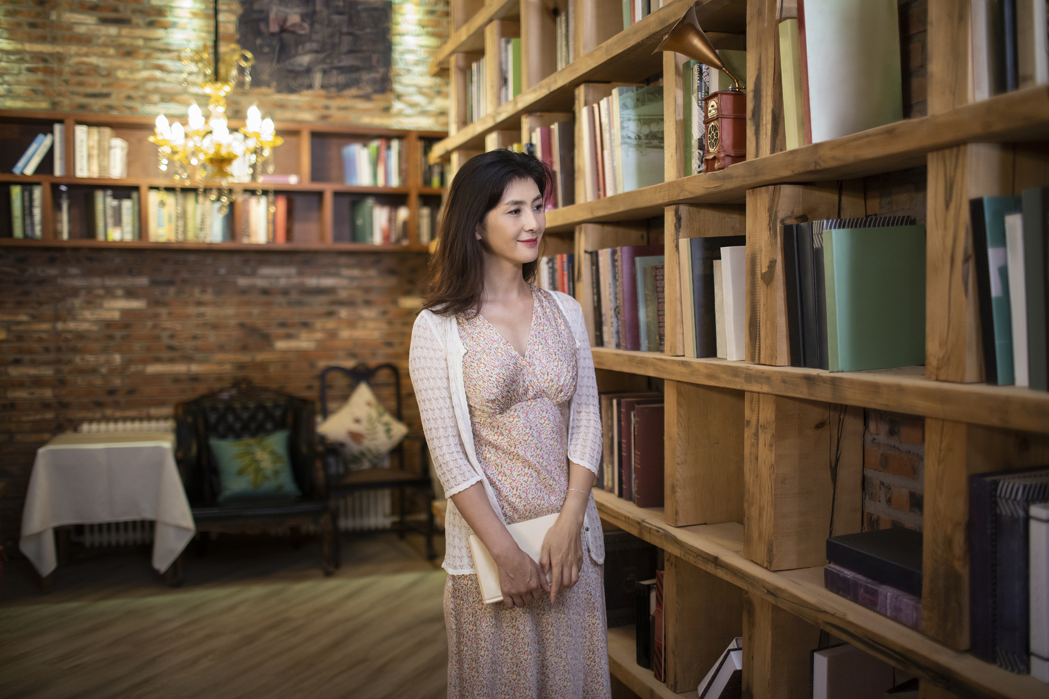 优雅女士在书店挑选图书