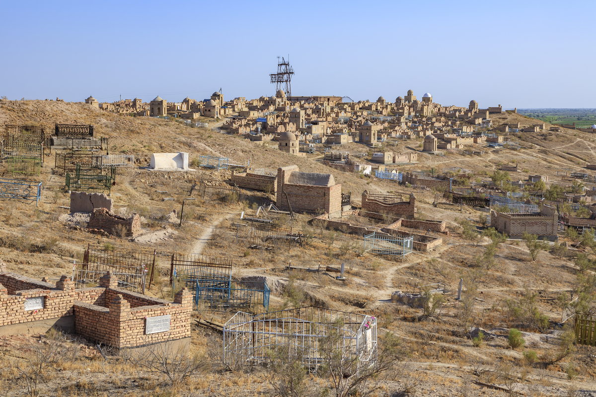 我见过波澜壮阔的大海见过高耸入云的山峰见过变化多端的云海却从未见过真正的沙漠。这次暑假我就和我叔叔——一位见多识广的向导和我好奇心强的妹妹一起去撒哈拉大沙漠探险和沙漠来一次亲密接触。我们带上户外服装、水、指南针、医药箱、帐篷、等东西便出发了。以神奇的探险之旅为主题续写