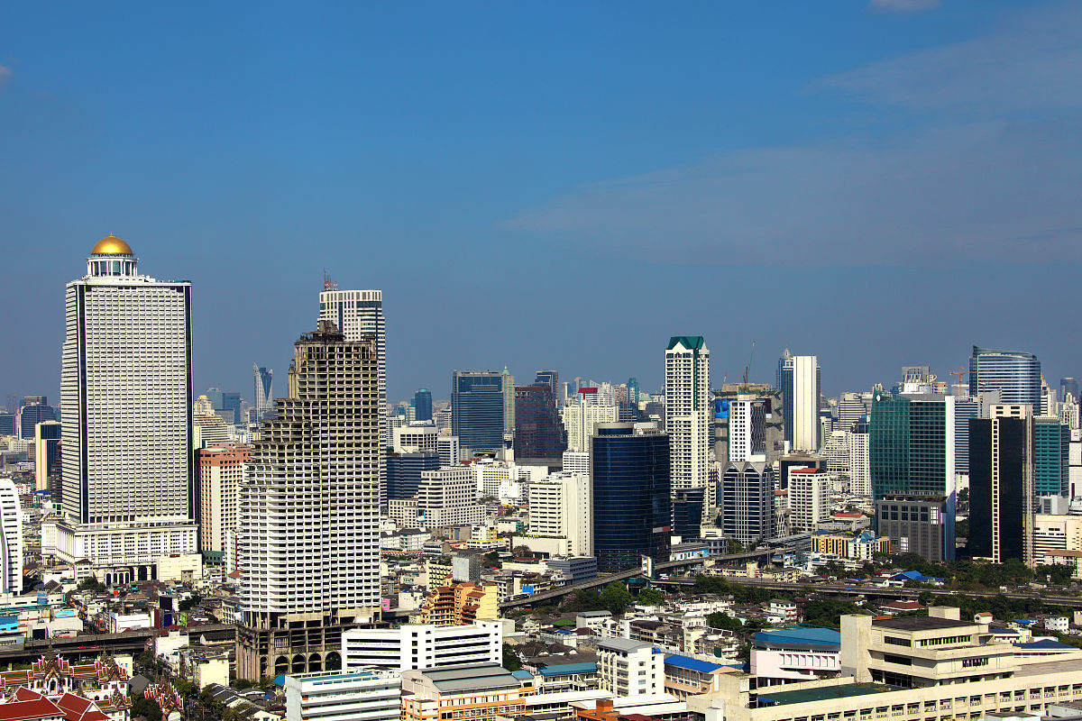 曼谷的高角度城市景观,高楼大厦在泰国阳光明媚的蓝天上