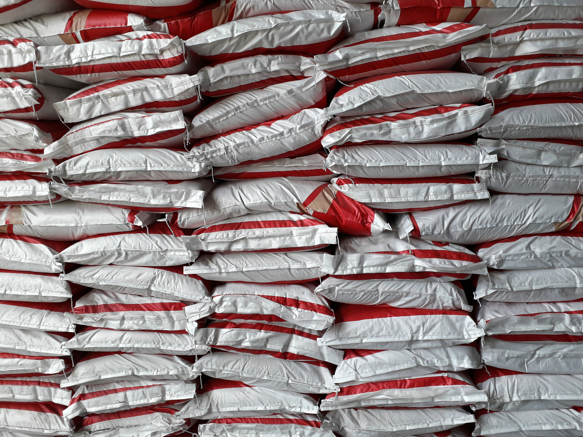 改写这篇文章 碳酸氢铵ammonium bicarbonate又名重碳酸铵、碳铵、 面肥和气肥等。近期有网友咨询耕种帮：碳酸氢铵长怎么样？碳酸氢铵如何识别？碳酸氢铵如何施用？施用碳酸氢铵需要注意什么？以下耕种帮就作简单介绍供网友们参考。什么是碳酸氢铵？ 什么是碳酸氢铵 碳酸氢铵早期在我国氮肥总量中的比重较大但由于化学性质不稳定氮肥利用率不高现在生产规模逐渐减少今后将被高浓度氮肥代替。氮素形态